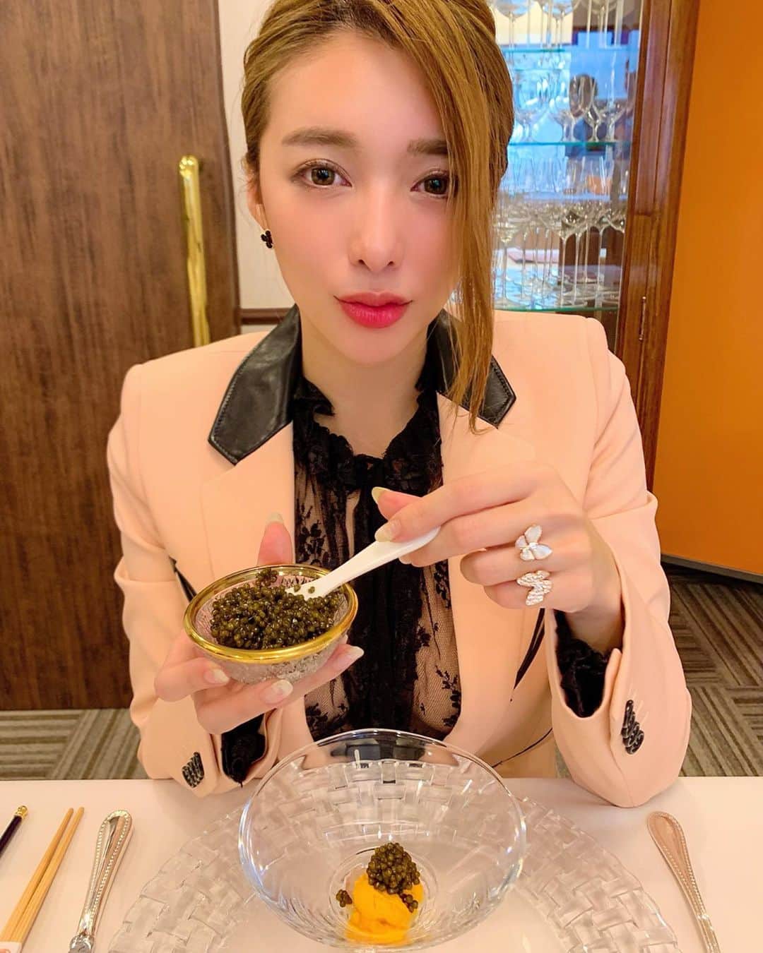 濱野りれさんのインスタグラム写真 - (濱野りれInstagram)「Happy holiday ❤︎ Kobegyu Steak 'ICHIMIYA'- newly opened by my favorite chef. Took photo with  preserve caviar without salt. Maybe this is the first time to eat caviar is not salty!! I love it!! Steak is extremely tasty as always. Thanks for presented luxury time and flavor💋 -— 神戸牛の窯焼き'一宮'へ🐮💗 ウェスタが大好きだったので一宮にも 足を運んでみました✨ 大好きなキャビアに目がハート🥺 お肉も変わらず美味しゅうございました🌹❤️ まだ予約取りやすいので行くなら 今のうちですよー😘🧡 -— #rirelog#wagyu#kobegyu#premiumquality#premiumsteak#tokyosteakhouse#caviar#steakrestaurant#ginzatokyo#foodstagram#ginzagourmet#tokyofoodie#tokyofoodies#tokyoeats#ysl#saintlaurent#alexandermcqueen#vancleefarpels#VCA#twobutterfly  #ステーキ一宮#神戸牛 #キャビア#和牛#銀座グルメ#東京グルメ#ドゥパピヨン#サンローラン#ヴァンクリーフ」12月27日 18時05分 - riregram