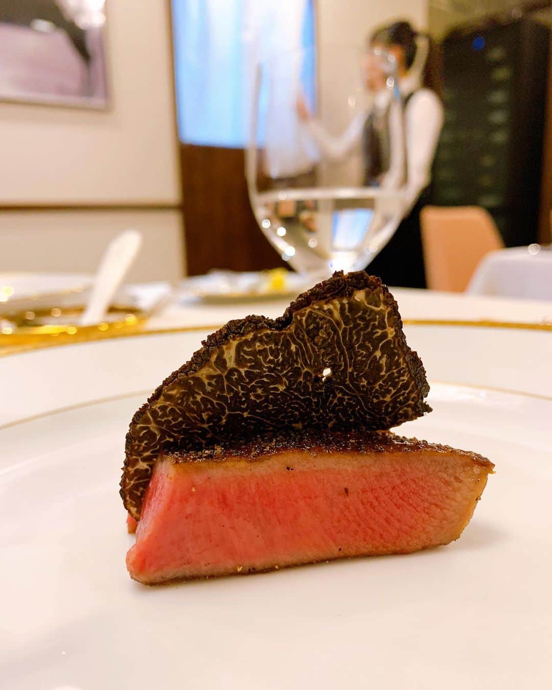 濱野りれさんのインスタグラム写真 - (濱野りれInstagram)「Happy holiday ❤︎ Kobegyu Steak 'ICHIMIYA'- newly opened by my favorite chef. Took photo with  preserve caviar without salt. Maybe this is the first time to eat caviar is not salty!! I love it!! Steak is extremely tasty as always. Thanks for presented luxury time and flavor💋 -— 神戸牛の窯焼き'一宮'へ🐮💗 ウェスタが大好きだったので一宮にも 足を運んでみました✨ 大好きなキャビアに目がハート🥺 お肉も変わらず美味しゅうございました🌹❤️ まだ予約取りやすいので行くなら 今のうちですよー😘🧡 -— #rirelog#wagyu#kobegyu#premiumquality#premiumsteak#tokyosteakhouse#caviar#steakrestaurant#ginzatokyo#foodstagram#ginzagourmet#tokyofoodie#tokyofoodies#tokyoeats#ysl#saintlaurent#alexandermcqueen#vancleefarpels#VCA#twobutterfly  #ステーキ一宮#神戸牛 #キャビア#和牛#銀座グルメ#東京グルメ#ドゥパピヨン#サンローラン#ヴァンクリーフ」12月27日 18時05分 - riregram