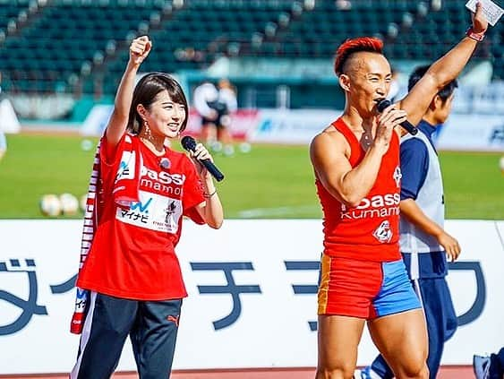 林田雪菜さんのインスタグラム写真 - (林田雪菜Instagram)「若っ人ランドの企画でのロアッソ熊本のマネージャーを体験⚽️✨ 帰宅部の私がマネージャーをする日が来るなんて😳 貴重な経験をありがとうございました🙏 サポーターの皆さんの熱さ、温かさに助けられました✨ 選手紹介はテンション上がったな〜☺️笑 今シーズンは惜しくもJ2昇格には届きませんでしたが来シーズンこそJ2へ！！ 引き続き応援させていただきます💪✨ #若っ人ランド#ロアッソ熊本#TKU#テレビ熊本#マイナビマッチデー#ギラヴァンツ北九州戦#マネージャー体験#スガッシュさんの筋肉やばい笑#名前入りのユニフォームいただきました🥺#嬉しすぎてこれを着てすぐに試合行きました笑#スタッフユニフォームもかっこよかったなー✨#黄色は試合の時用#ネイビーは普段用#ロアッソ熊本来シーズンこそJ2へ#今年の投稿今年のうちに」12月27日 18時05分 - hayashidayukina