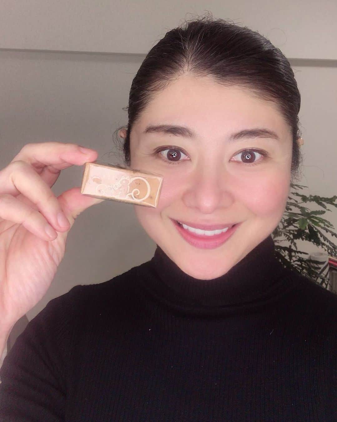 間々田佳子さんのインスタグラム写真 - (間々田佳子Instagram)「生徒さんからの プレゼント😊 ありがとう！✨ヤバイ❣️ おいしすぎます！  #くるみっこ」12月27日 18時06分 - yoshiko.mamada