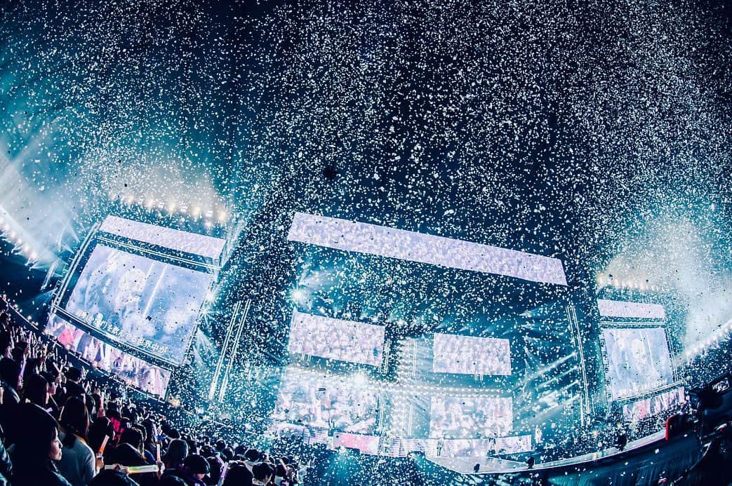 AAAのインスタグラム：「「AAA DOME TOUR 2019 +PLUS」LIVE PHOTO﻿ ﻿ AAA＋FAN=HAPPY ❤️﻿ ﻿ #AAAPLUS﻿ #AAADOMETOUR2019PLUS﻿ #素敵な笑顔ありがとう」