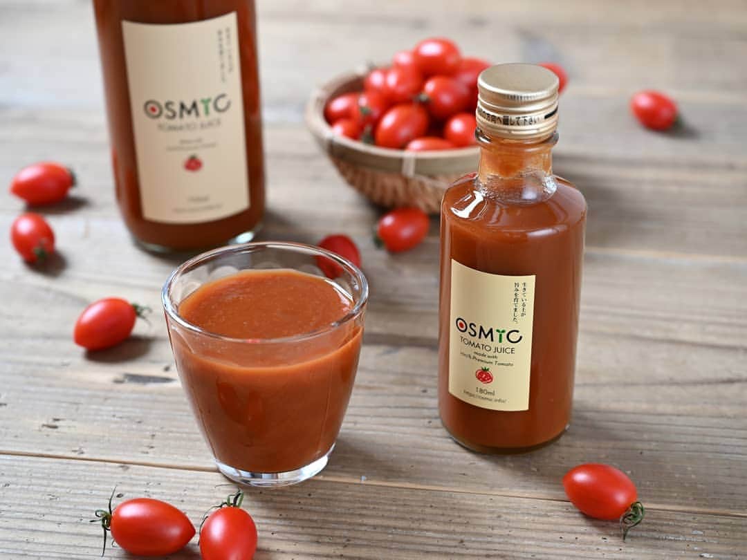 ＯＳＭＩＣ【オスミックトマト公式】さんのインスタグラム写真 - (ＯＳＭＩＣ【オスミックトマト公式】Instagram)「﻿ ﻿ ﻿ - 想像を超える甘さと濃厚さ -﻿ 🍅　OSMIC　TOMATO　JUICE　🍅﻿ ﻿ ﻿ リピーター続出！﻿ OSMICトマトだけを使用して作られた100％トマトジュース。﻿ ﻿ 酸味や青臭さがほとんどなく、フルーツジュースのような甘さと香りをお楽しみいただけます😌✨﻿ ﻿ じっくりと時間をかけて煮詰めているためとろみが強く、味わいも濃いので、今までのトマトジュースでは物足りない方にも是非お試し頂きたい一品です。﻿ ﻿ また添加物を一切使用しておらず、﻿ 減塩食や離乳食としてもご使用いただけます👶💓﻿ ﻿ ﻿ #OSMIC #OSMICトマト #フルーツトマト #高糖度トマト #オスミック #オスミックトマト #OSTOMAGRAM #オストマグラム #ミニトマト #野菜好き  #デリスタグラマー #野菜のある生活 #リコピン #トマト好き #トマトジュース #野菜ジュース」12月27日 18時11分 - osmic_jp