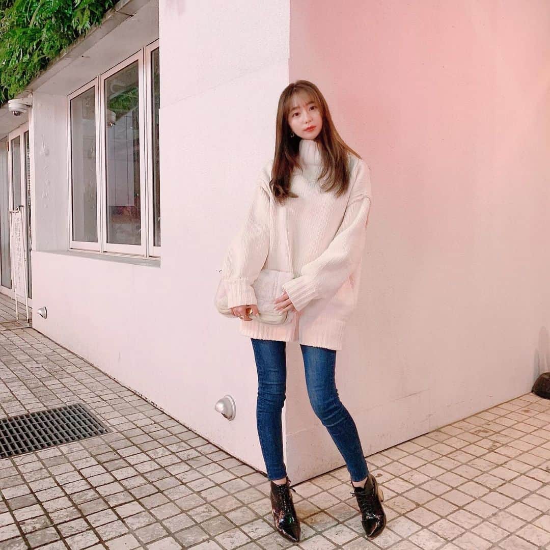堀尾実咲のインスタグラム：「#cordinate #fashion #portrait💋💋💋 #tops → @emoda_official  #denim → @emoda_official  #shoes → @searoomlynn_official  #emoda #searoomlynn」