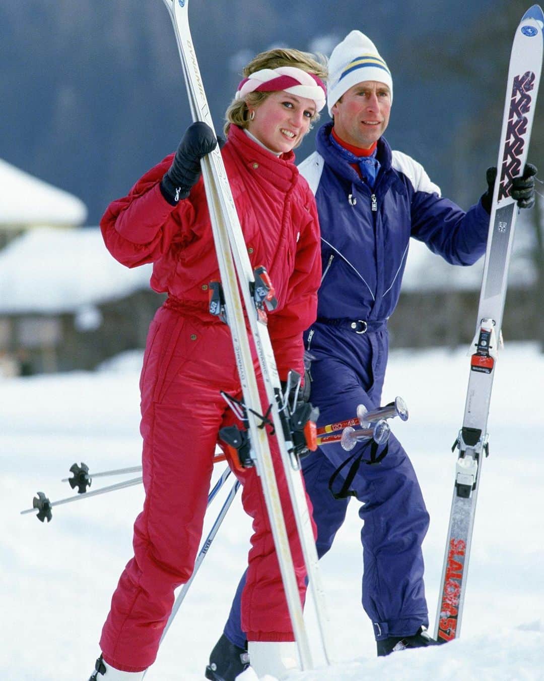 Vogue Italiaさんのインスタグラム写真 - (Vogue ItaliaInstagram)「The most timeless and elegant outfits worn by celebrities on the snow: see how to dress for the perfect Christmas Holidays via link in bio.  Photo: Prince Charles and Lady Diana in Switzerland, 1986. Article by @instapini_」12月27日 18時25分 - vogueitalia