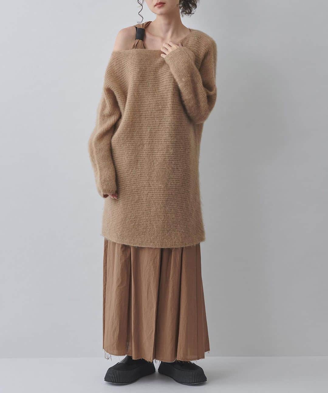 MAISON DE REEFURのインスタグラム：「. 【MERCI SALE】 . 7年間の感謝をこめて。 . 深みのあるニュアンスカラーがきれいなモヘヤのロングニットです。 . ゆったりとしたシルエットと、襟から袖まで続けて編んでいる作りがストレスフリーな着心地。 . ボトムはスリムでもマキシスカート等ボリュームのあるアイテムでも何にでも合わせやすいので、秋冬に活躍すること間違いなしの一着です。 . ■ Mohair Tunic Knit / @maisondereefur . 【展開店舗】 ルミネエスト新宿店・博多店・OFFICIAL WEB SHOP・OFFICIAL GLOBAL SHOP・ZOZOTOWN店 . MAISON DE REEFUR ルミネエスト新宿店・博多店では、数量限定《MERCI BOX》を発売します。 . バイヤーが厳選したスペシャルなアイテムセット。雑貨やコスメなど、何が入っているかはお楽しみに！ . ■対象ショップ ◇MAISON DE REEFUR 博多店 発売日：2020.1.1(Wed) . ◇MAISON DE REEFUR ルミネエスト新宿店 発売日：2020.1.2(Thu) . ■MERCI BOXについて 販売予定プライス：10,000yen(+tax) . #maisondereefur #reefur #kint #sale #wintersale #winter #winterfashion #fashion #ニット#セール #リーファー #メゾンドリーファー #mercisale #merci #7年間ありがとう」