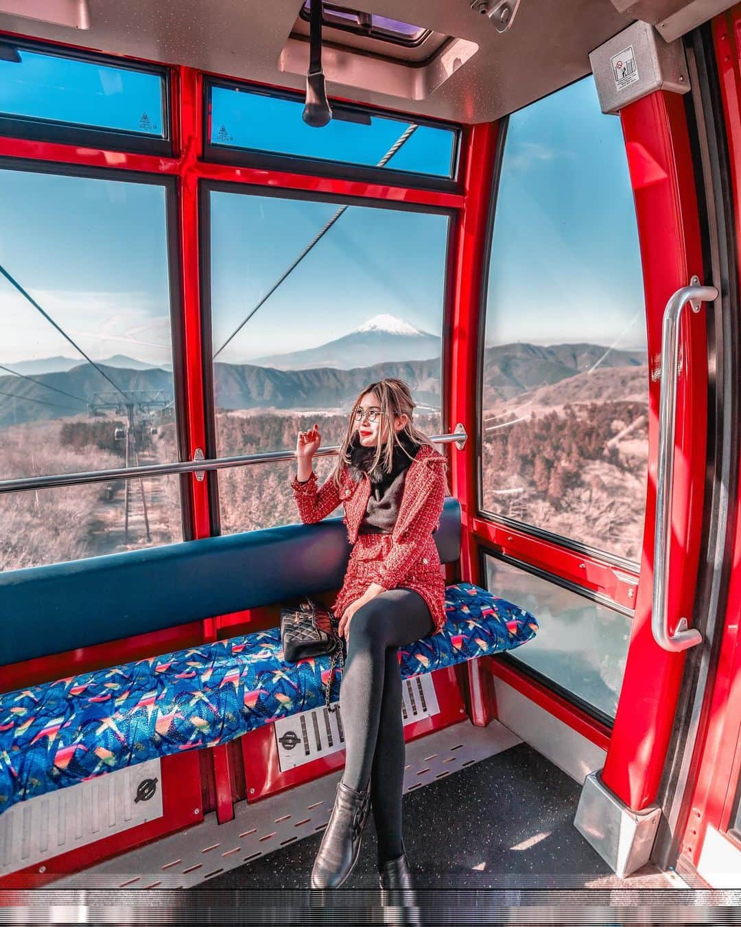 Stella Leeさんのインスタグラム写真 - (Stella LeeInstagram)「First time riding Hakone Ropeway even though it is not my first time in Hakone! I was so lucky that it was such a clear day and Mount Fuji could clearly be seen! Can you spot Mt. Fuji behind me?  Also the Ropeway is so big unlike other ropeways I have ever tried! It’s located near Lake Ashinoko and it’s the way to reach Owakudani. I recommend you to use Hakone Freepass all you can ride of the Ropeway is all included in the pass too  #tokyodaytrip #tokyodaytripkanagawa #hakone #hakoneropeway」12月27日 18時19分 - stellalee92