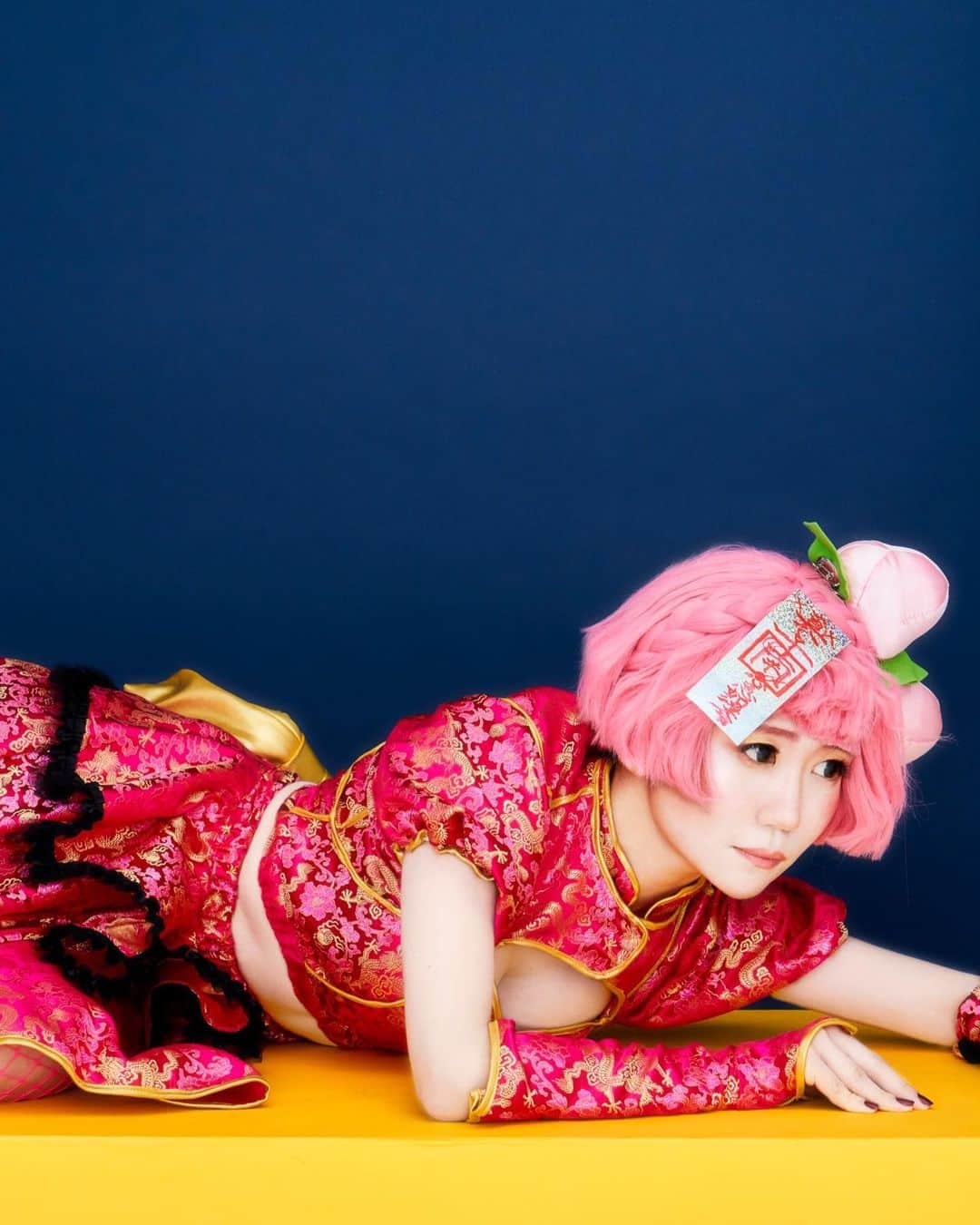 マコ・プリンシパルのインスタグラム：「猫は眠る🐱💤悪行罰示式神ハイサイ ・ 🍑 ・ 🍑 ・ Photo shoot：moeko sawada Hair&Make-up：JJ Costume：HARUHO TAMAKI ・ #まこみなみん　#イーシャンテン　#麻雀女子 #vaporwave #chillwave #ヴェイパーウェイブ #チルウェイブ #摩訶不思議 #不思議　#cosplay」