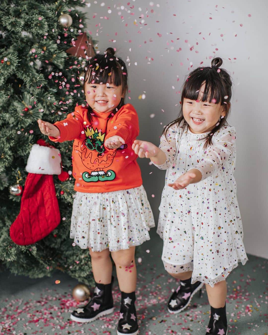 MOMOツインズさんのインスタグラム写真 - (MOMOツインズInstagram)「Keeping vibes merry and bright in @stellakids Always radiating happiness from within, these two ❤️ #happyholidays #merrychristmas」12月27日 18時20分 - leialauren