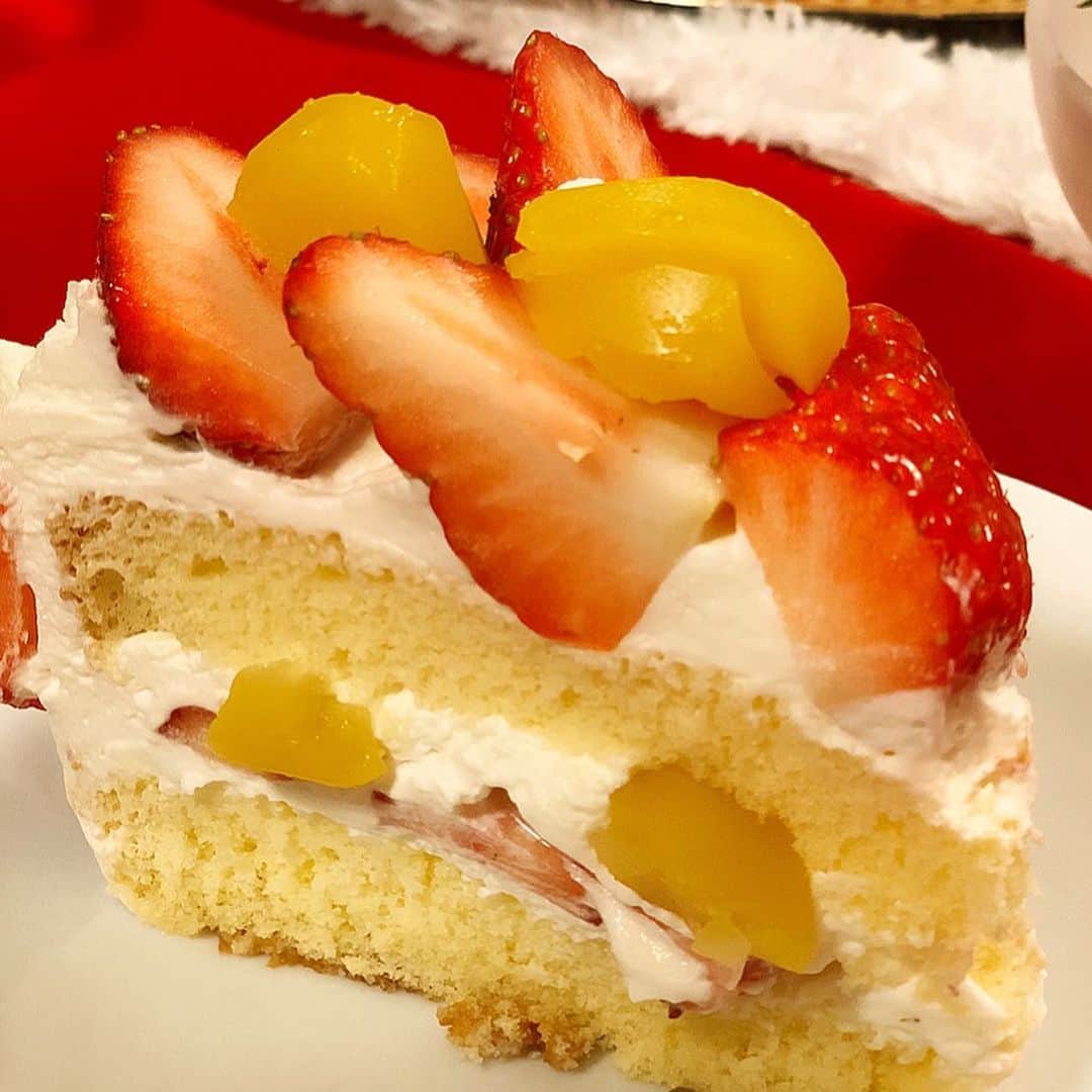 里井真由美さんのインスタグラム写真 - (里井真由美Instagram)「🍓㊗️ いちごケーキ 直径25cmほど❤️ 皆で作りましたぁー🤗❗️ ・ ・ 「めっちゃ いちご🍓」(時々、栗🌰)なケーキにしたくて4種のいちご4パック弱使ってます。 ・ ・ 中にもスライスいちごがサンドされてまーす。 ・ ・ 先日のいちごタワー作った後の、いちごを使いきりました😊🍓 ・ ・ クリスマスと友達がワインエキスパート資格合格のお祝い兼ねて♡ ・ ・ ちょっと投稿が前後してるけど12/25に撮影したものです♪ ・ ・ わたしは @fujimori_pain 「ふじ森」食パン2種を持参♡ まずは皆にそのまま食べてもらって、ラクレットチーズ焼器でちょっと焼いて食べたら最高においしい ・ ・ 「ふじ森」とモンドールのチーズとキャビアも泣きそうにおいしい😭❤️ ・ ・ 今年のクリスマスは平日だったし、会議やテレビ収録など、予定が二転三転する事も多かったからホムパ中心に過ごしていました❤️ ・ ・ @chisakohasegawa さんの手料理が、 ほんと美しくておいしい。感謝❤️ ・ ・ スポンジ生地と生クリームは、プロ料理家の @knock214 ちゃんだから間違いなくおいしい❤️ ・ ・ デコレーションは、私と千佐子さんも加わり「めっちゃいちご🍓」をテーマにアレコレと。笑。 ・ ・ あ！私は1人、栗🌰も足して、 栗スマスしてました❤️が、今回の主役 主旨はいちごなので、まずは「めっちゃいちご」のトップ画像で❤️ ・ ・ うふふ🍓😊🍓 ・ ・ #いちごケーキ #いちご#いちご🍓#苺#いちごショートケーキ#チョコレート#栗スイーツ#モンブラン#モンブラン巡り#栗#里井真由美#1級フードアナリスト里井真由美#さといいね#栗スイーツ#ありが糖運動#まゆログ#クリスマス」12月27日 18時21分 - mayumi.satoi