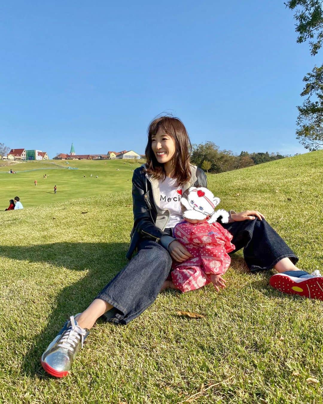 小林真由のインスタグラム：「⋆﻿ ⋆﻿ 実際なにかとユニクロパンツな日々🐻💭﻿ ﻿ そして子供が生まれてから﻿ 本当によく携帯電話を家に置いてくる..﻿ 今日も調べられなくて不便で😫﻿ この忘れ物癖どうにかならないかなぁ。﻿ ってママさん達としょっちゅう話してます🙈﻿ そんな年末のつぶやき😙🍑﻿ ﻿ ﻿ #ファッション #コーデ #ママコーデ #ママライフ #ユニクロ #デニム #1歳 #女の子ベビー #女の子ママ #公園 #uniqulo」