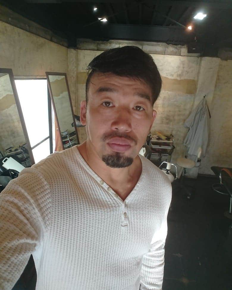 のインスタグラム：「散髪。  美容院の隣で空き巣被害があったらしく警察の人達がたくさんいてました。  年末のこの時期に物騒な・・・ 皆さん気をつけましょう！  #武蔵 #散髪  #年末  #2019」