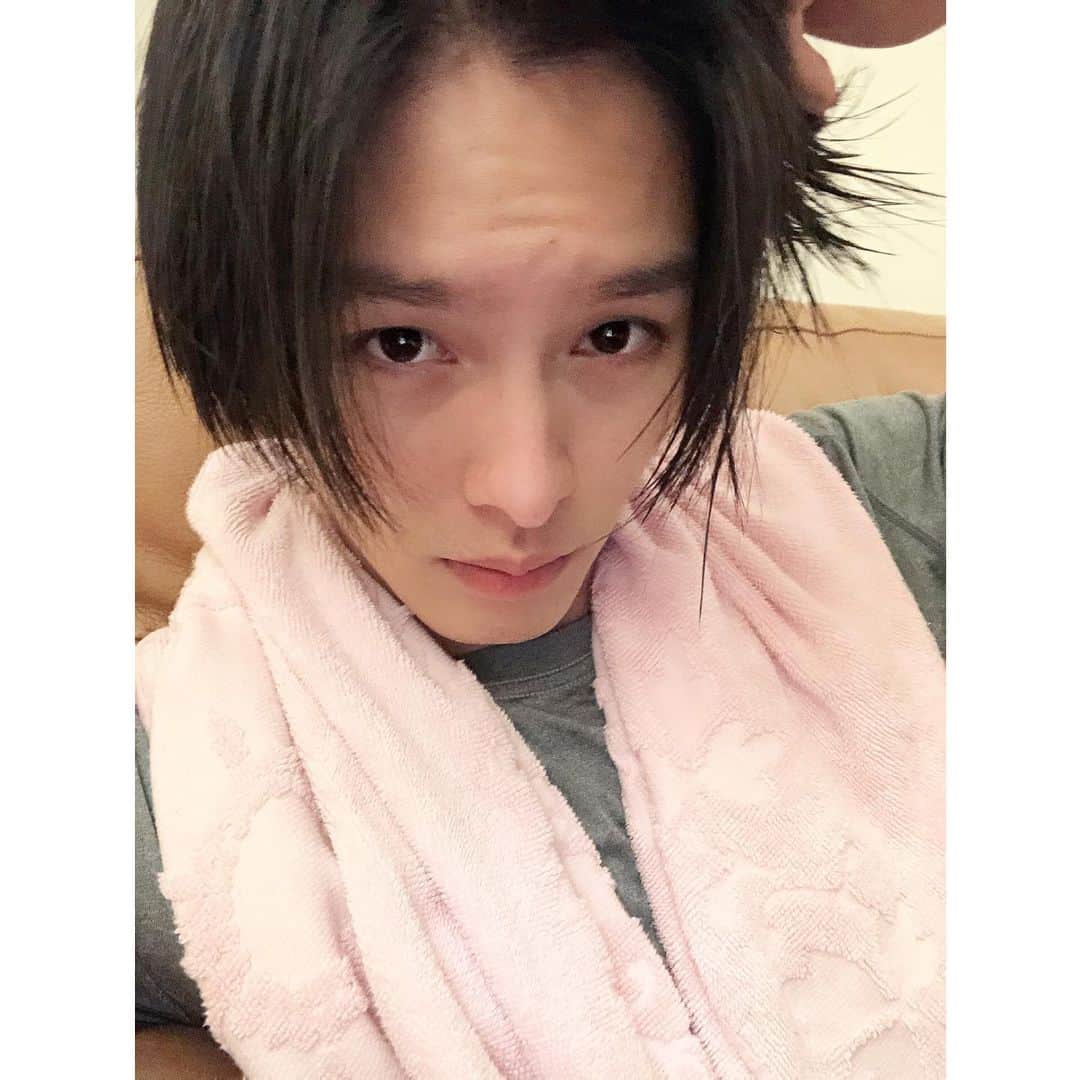 ツァオ・ヨウニン（曹佑寧）のインスタグラム：「感覺我的營養都長到頭髮上了 生長速度驚人🐒」