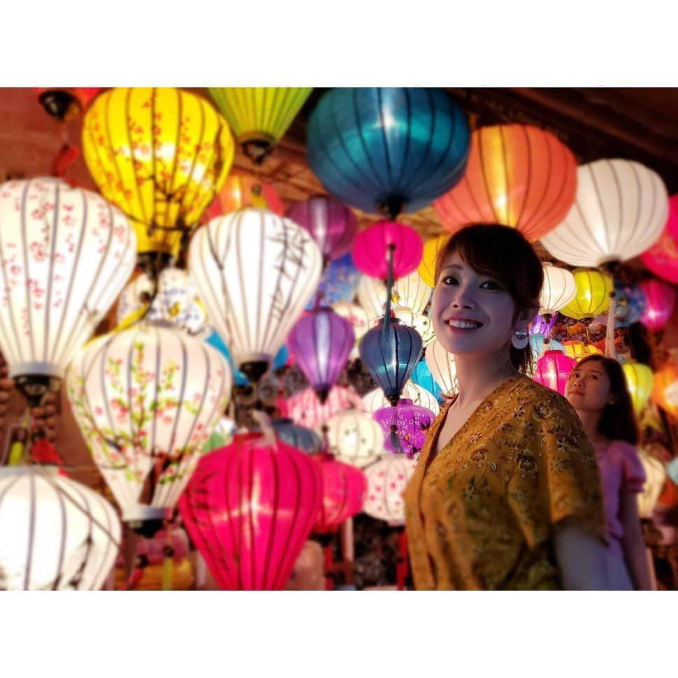 梅山茜さんのインスタグラム写真 - (梅山茜Instagram)「. ＊Summer Vacation ▷HOI AN④＊ ホイアンといえば夜の街！！ 辺り一面、ランタンが灯されて とっても幻想的な雰囲気でした🏮 月に一回満月の日にある ランタンフェスティバルも綺麗らしいけど 全然普通の日でも綺麗だった☺️ 船から川に灯籠流しもできるみたいだったけど 私は上から見るだけで🚤🌟 屋台もたくさん出ていて焼き鳥とかクレープとか アイスの他にカエルの丸焼きも売ってたよ🐸ケロ 旧市街地には日本とベトナムの友好の架け橋とも言われている 日本橋(来遠橋)もあって風情がありました🌉 提灯にカタカナでホイアンて書いてるのもかわいい💗 夜ご飯は気になっていたmorning gloryというお店で🍽 名物のチキンライスとホワイトローズ美味しかったー😋 . #ゴジカル#女子アナ#アナウンサー#ベトナム#ダナン#ホイアン#ランタン#ランタンフェスティバル#旅女#ベトナム旅行#インスタ映え#世界遺産#日本橋#来遠橋#四国放送#海外旅行#海外#旅行#灯籠流し#たびすたぐらむ#vietnam#danang#hoian#morningglory」12月27日 18時52分 - umeyama_akane