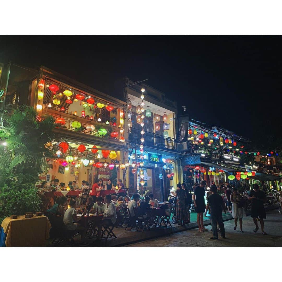 梅山茜さんのインスタグラム写真 - (梅山茜Instagram)「. ＊Summer Vacation ▷HOI AN④＊ ホイアンといえば夜の街！！ 辺り一面、ランタンが灯されて とっても幻想的な雰囲気でした🏮 月に一回満月の日にある ランタンフェスティバルも綺麗らしいけど 全然普通の日でも綺麗だった☺️ 船から川に灯籠流しもできるみたいだったけど 私は上から見るだけで🚤🌟 屋台もたくさん出ていて焼き鳥とかクレープとか アイスの他にカエルの丸焼きも売ってたよ🐸ケロ 旧市街地には日本とベトナムの友好の架け橋とも言われている 日本橋(来遠橋)もあって風情がありました🌉 提灯にカタカナでホイアンて書いてるのもかわいい💗 夜ご飯は気になっていたmorning gloryというお店で🍽 名物のチキンライスとホワイトローズ美味しかったー😋 . #ゴジカル#女子アナ#アナウンサー#ベトナム#ダナン#ホイアン#ランタン#ランタンフェスティバル#旅女#ベトナム旅行#インスタ映え#世界遺産#日本橋#来遠橋#四国放送#海外旅行#海外#旅行#灯籠流し#たびすたぐらむ#vietnam#danang#hoian#morningglory」12月27日 18時52分 - umeyama_akane