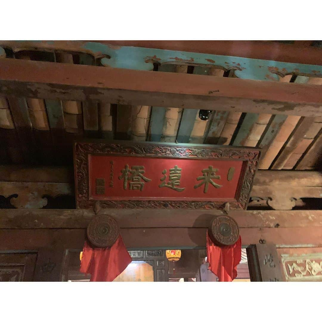 梅山茜さんのインスタグラム写真 - (梅山茜Instagram)「. ＊Summer Vacation ▷HOI AN④＊ ホイアンといえば夜の街！！ 辺り一面、ランタンが灯されて とっても幻想的な雰囲気でした🏮 月に一回満月の日にある ランタンフェスティバルも綺麗らしいけど 全然普通の日でも綺麗だった☺️ 船から川に灯籠流しもできるみたいだったけど 私は上から見るだけで🚤🌟 屋台もたくさん出ていて焼き鳥とかクレープとか アイスの他にカエルの丸焼きも売ってたよ🐸ケロ 旧市街地には日本とベトナムの友好の架け橋とも言われている 日本橋(来遠橋)もあって風情がありました🌉 提灯にカタカナでホイアンて書いてるのもかわいい💗 夜ご飯は気になっていたmorning gloryというお店で🍽 名物のチキンライスとホワイトローズ美味しかったー😋 . #ゴジカル#女子アナ#アナウンサー#ベトナム#ダナン#ホイアン#ランタン#ランタンフェスティバル#旅女#ベトナム旅行#インスタ映え#世界遺産#日本橋#来遠橋#四国放送#海外旅行#海外#旅行#灯籠流し#たびすたぐらむ#vietnam#danang#hoian#morningglory」12月27日 18時52分 - umeyama_akane