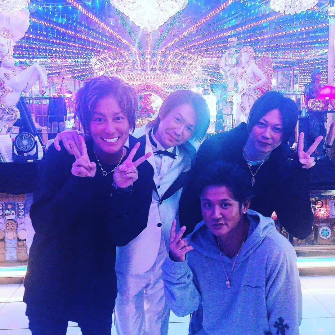 城咲仁さんのインスタグラム写真 - (城咲仁Instagram)「先日 エルコレトータルプロデューサー　将くん エルコレCEO ようじくん エルコレ本部ソリューション　義一くん が、来てくれました ありがとうございます😊 プライベートでも、ご飯に行く楽しいメンバーです #エルコレ #ホスト #復活 #城咲仁」12月27日 18時53分 - shirosaki_jin_official