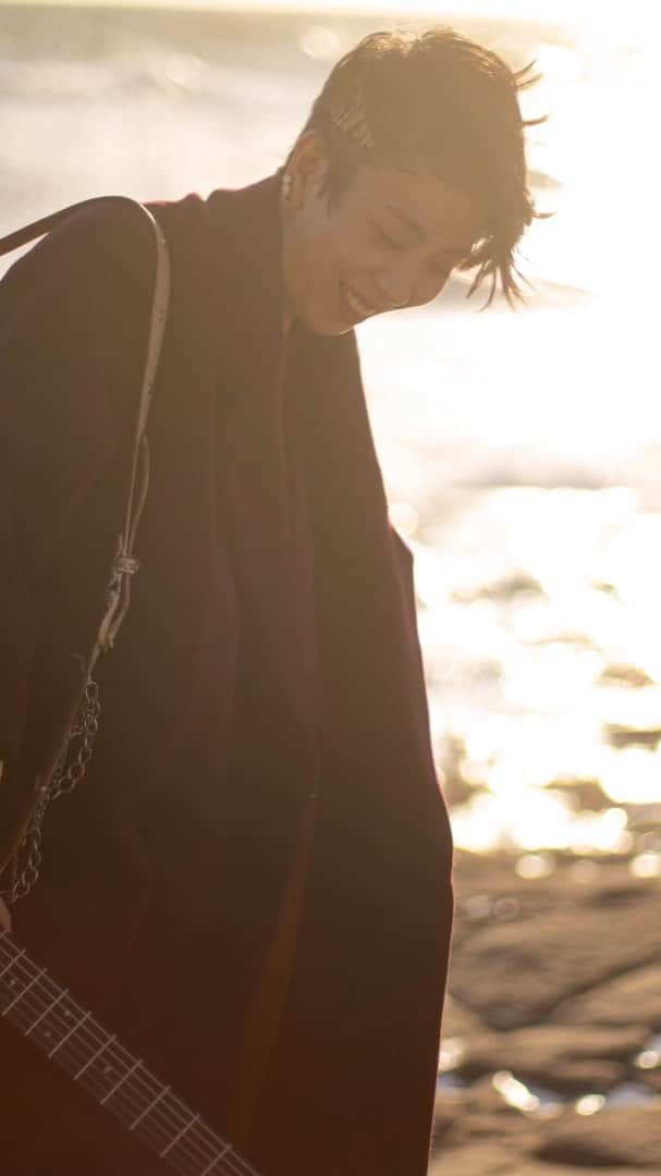 LOVEのインスタグラム：「愛にはいろんな順番がある。 すぐにわかること、あとからわかること、今はわからないこと、予感が当たること、外れること、一生わからないこと。  今年、たくさん作品を作ったけれど、ただただそこにあるものが愛しく素晴らしかった。 そんなビデオのMakingです。 (フルはYoutubeでね)  アー写撮影、こうへいくんは友人として、娘さんとのパパdayをわけてくれた。  ビデオ撮影には、大好きな女性の先輩おふたりに、家族との1日をわけてもらった。  監督のヒカルくんは23歳だけど、移動の車の中で、彼がどうして生まれたか、二世代分の人生の話を聞かせてもらった。  制作のパートナー、慎二郎くんやエンジニアにんにんさんは多くは語らないけれど家族もあるなか、労力と時間を楽しんで注いでくれた。  みんなの人生に、あるものないもの、例えば結婚やこどももそうだけど、ほんとに人それぞれ、あなどれないくらいの時の流れや努力の賜物が今日を作ってると感じます。  どんな順番でも、どんな境遇でも、触れられる愛がある気がして仕方ない。  この曲の次に出るのが、元日の「LIFE -grace-」なのはちゃんと話が繋がっているから。次作を聞いてもらう前に、見てもらう前に、Makingをお届けします。年末年始のほっこりタイムにぜひ。  #いつでも僕ら #LIFEgrace #LOVE #隔月4作連続リリース」