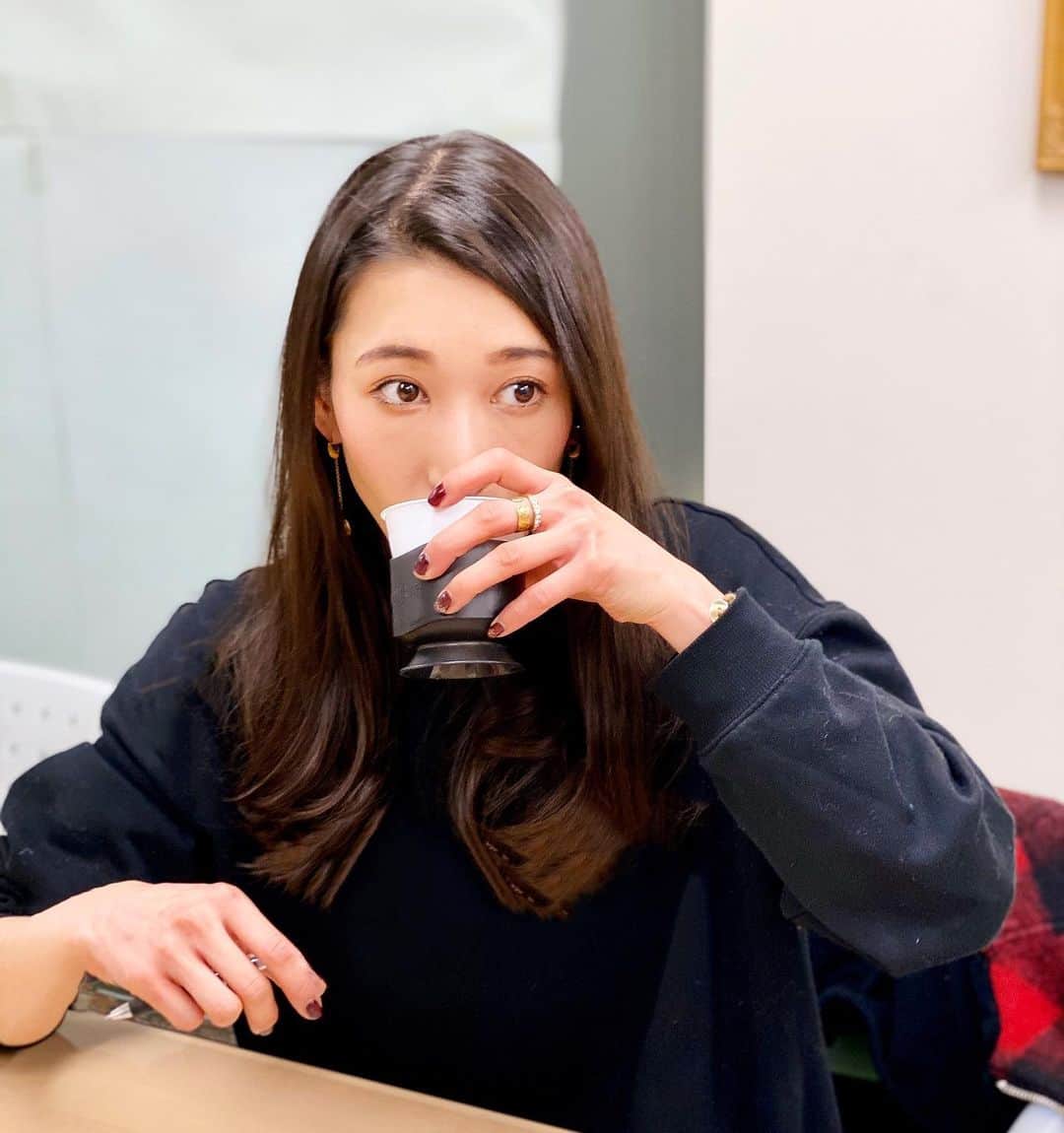 ELISAのインスタグラム：「お仕事おーわりーっ！ お外寒いよー😵  我下班了，外面很冷👋🥶♥️」