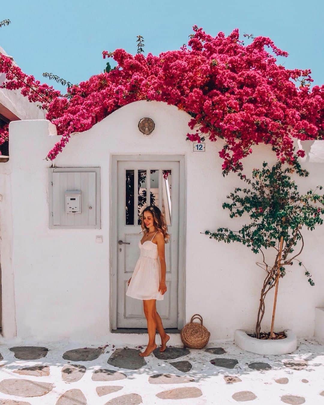 pomeloのインスタグラム：「𝒫𝒽𝑜𝓉𝑜 𝒷𝓎 @callia_m  #pomelocamera #pomeloapp #pomelocam #photographer #photography #door #park #pink #house #sea #santorini #road #sakura #Magnolia」
