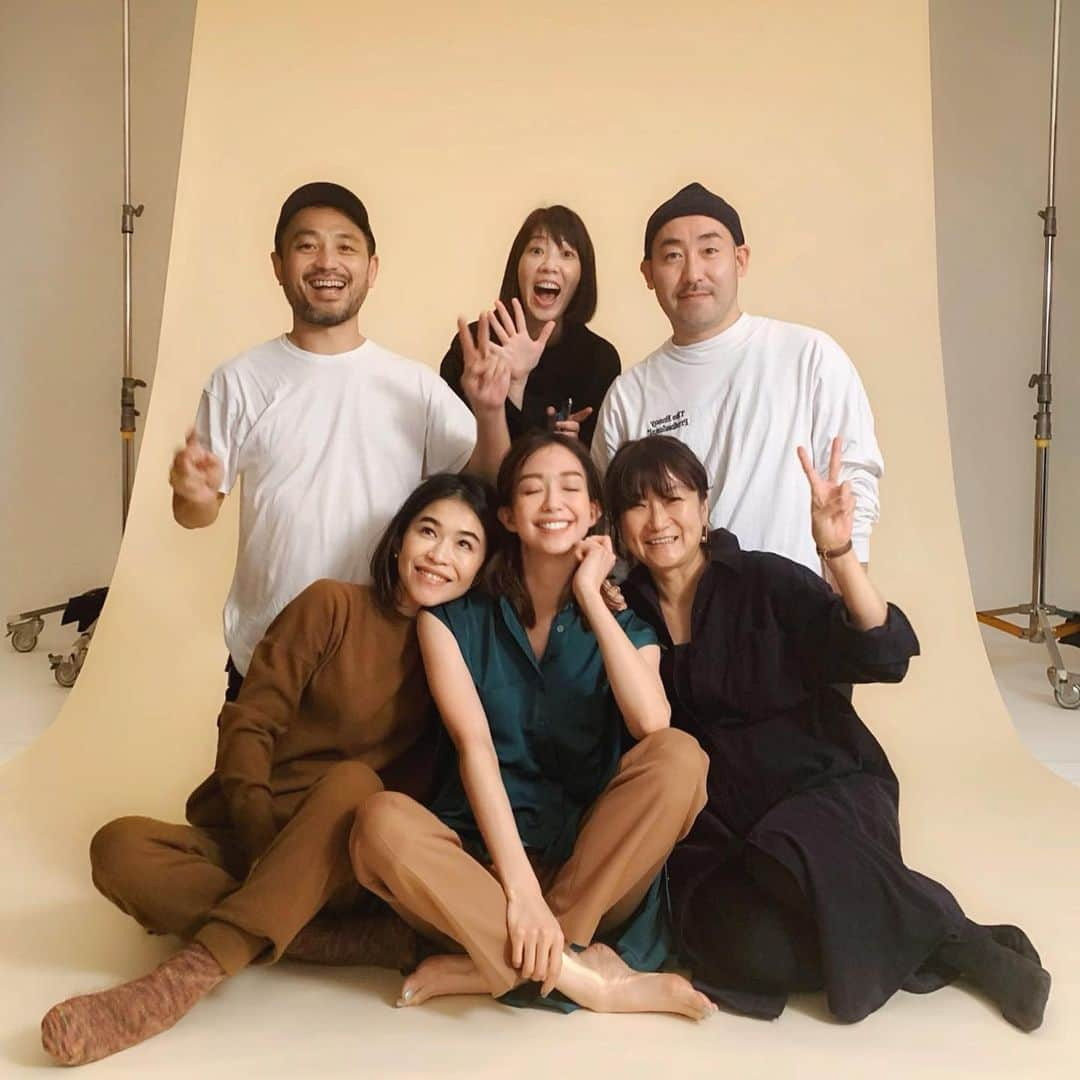 松島花さんのインスタグラム写真 - (松島花Instagram)「: 本日、2本目の撮影で📷 仕事納めしました〜😆✌🏻 2019年ラストはこちらのメンバーで💯 お疲れ様でしたーーー❤️🤍❤️ : #2019 #最高の #仕事納め #撮影  #お疲れ様でした #ありがとう ♡」12月27日 19時27分 - hana_matsushima_official