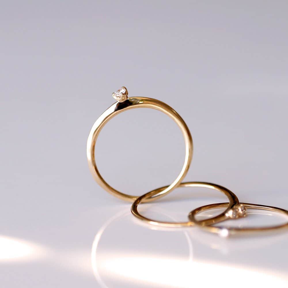 SIENAさんのインスタグラム写真 - (SIENAInstagram)「3つのリングが連なったデザインは、着用すると自然とボリュームがうまれ、立体的にダイヤが輝きます。  それぞれのリング自体に、わずかにひねりを加えているため、指が細く長く見える効果も期待できます。ぜひ店頭でお試しくださいませ。  #sienarose #ring #diamond #amanogawaring #シエナロゼ #リング #ダイヤモンド #天の川リング #ご褒美ジュエリー」12月27日 19時20分 - sienarose_official