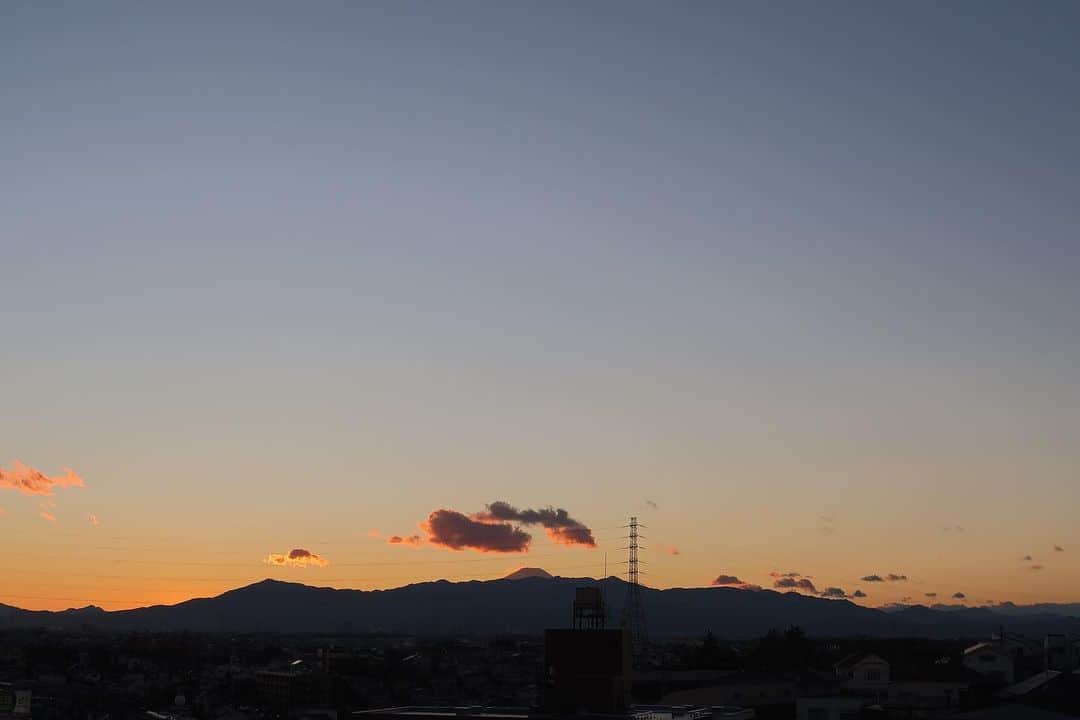 堀田ゆい夏さんのインスタグラム写真 - (堀田ゆい夏Instagram)「. 今日の富士山、いつもより大きく見えた😳 . 今朝変な夢見て、 今まで出会った色んな人たちと一緒に、 外で机並べてワイワイなんか勉強みたいなのしてた笑 受験勉強？w . いまだに冬になると思い出すのかな、でもなぜか浜辺で青空のもとで...夏😂 . 夢のめちゃくちゃさって凄まじいねw なのに夢の中では疑わないよね。 . #今日の富士山  #夕暮れ時  #走馬灯だったのかな笑 #実は現実も夢と同じらしい🤣 #sunset」12月27日 19時21分 - yuika_a0902