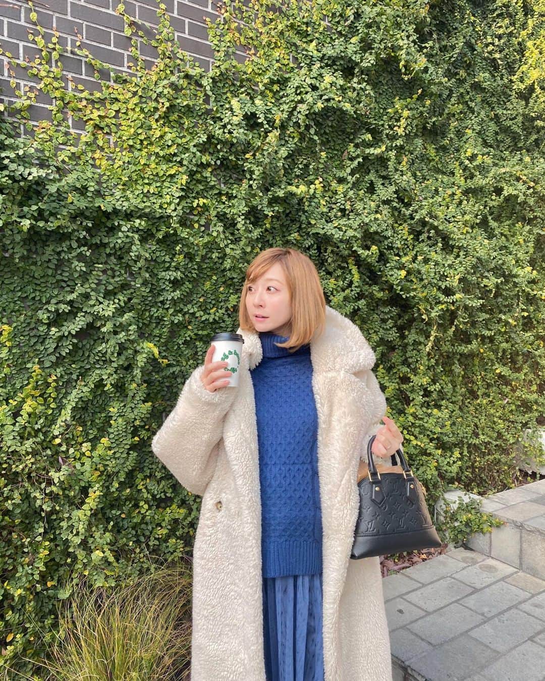 のインスタグラム：「・ もこもこ🐑もふもふ🐏 (片襟入り込んでますがw) このスカートはマタニティ仕様になっていて🤰🏼💕 上のニットを変えればまた楽しめる感じが最高🕺🏿 あまりに寒くてたくさん着込んでたら 旦那さんにガンダムみたいって言われた😐 デリカシー！w #coordinate one-piece#komachi @komachi_fashion  outer#valmuer @valmuer_official  shoes#rogervivier @rogervivier  bag#louisvuitton  #sサイズコーデ  #153cmコーデ #おちびコーデ #おちびの輪 #妊婦コーデ #マタニティコーデ #妊娠9ヶ月 #マタニティライフ #ぷんにーらいふ #プレママ #ママコーデ #マタニティ」