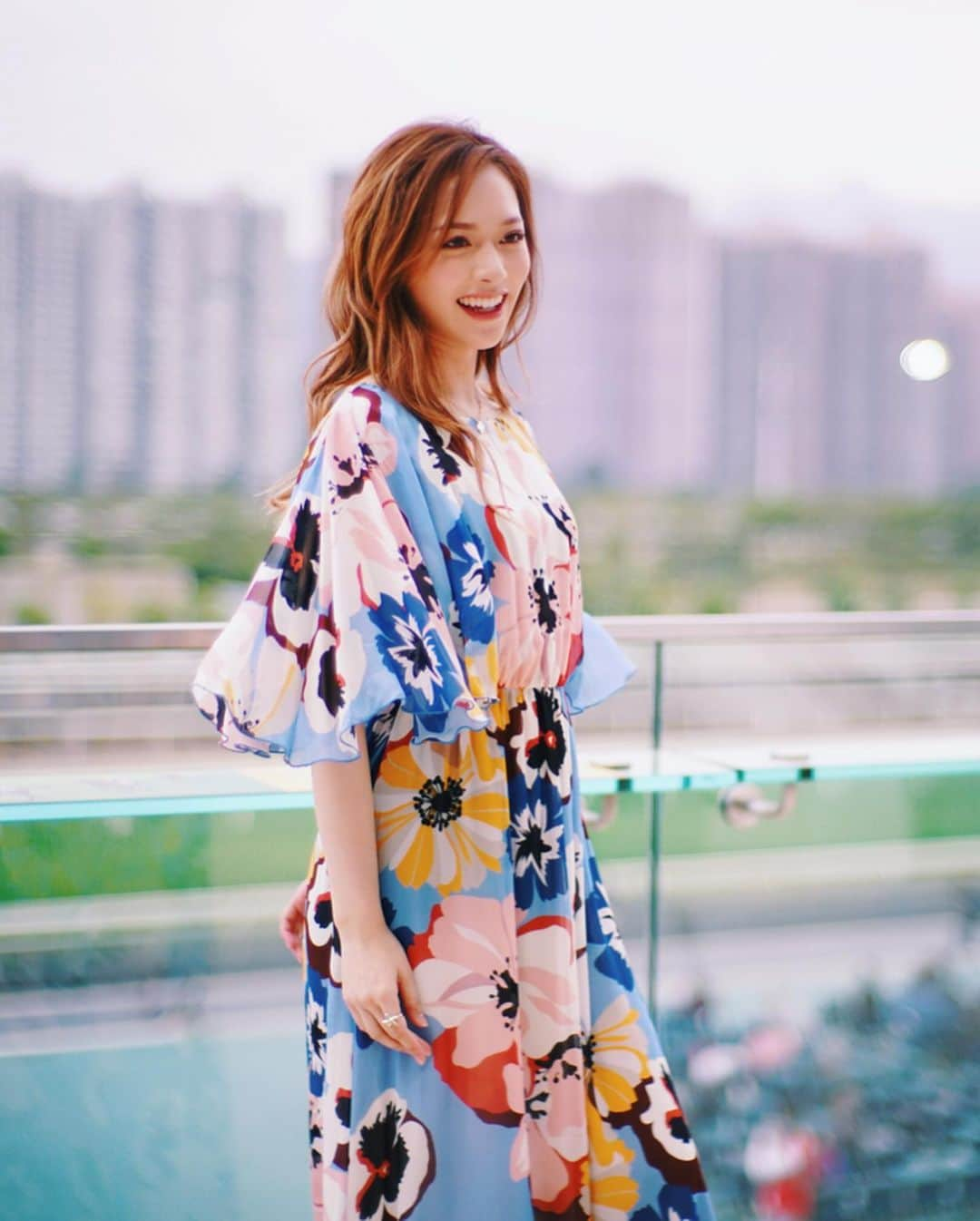 クリスタル・フォンさんのインスタグラム写真 - (クリスタル・フォンInstagram)「Let my soul smile through my heart and my heart smile through my eyes 🌺🌸🌼 #wildandfree  Hair: @tonnis__ @hair_salon_hk  Makeup: @carmen_wongwm  Pc @carolyip0608 @onccstarsoncc」12月27日 19時35分 - crystalfyy