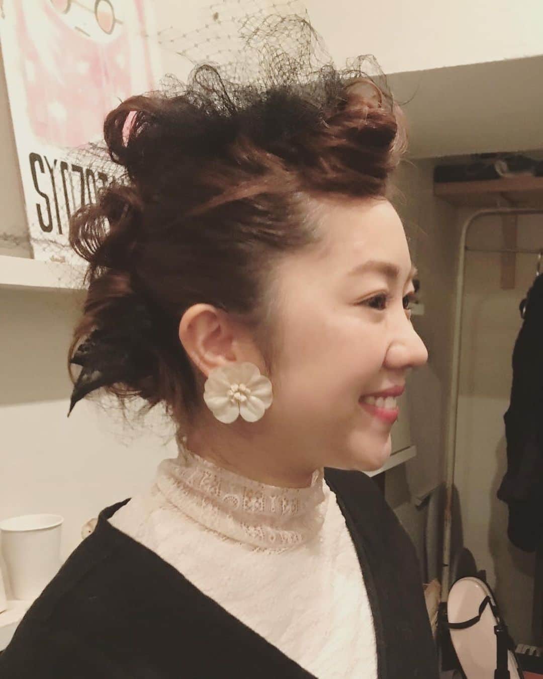 松本野々歩のインスタグラム：「素敵な髪型にしてもらうと 気分は盛り上がるし 集中力もアップする！ お守りみたいだな ・ ・ 湯川潮音クリスマスバンドの日は  @nico_nishiogikubo の 森さんにやっていただきました  先日のショピンの時は いつもお世話になっている @cachecachehair のよしこさんにヘアメイクしていただきました トルコで市場のおばちゃんから買った　手仕事のビーズリボンを編み込みこみました どこかの民族の伝統的な髪型のようなイメージで　オーダーしました （写真を撮るのを忘れてしまったのだけど　泣）」