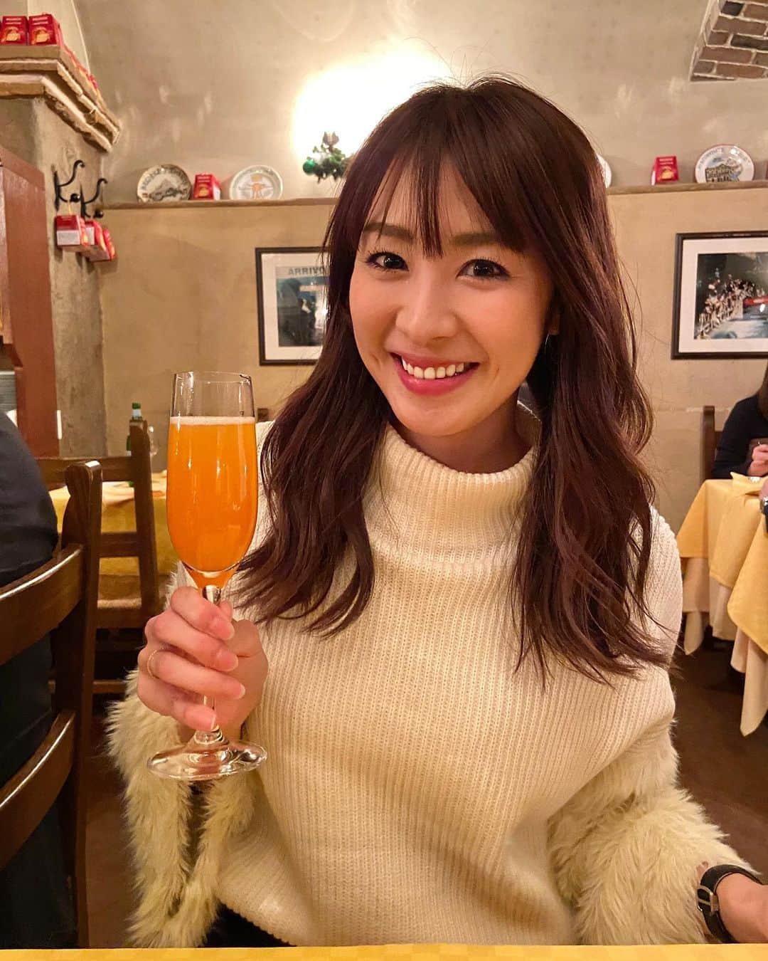杉下理世のインスタグラム：「年末の忙しさに忙殺されて、クリスマスは風邪引きながら仕事して、忙しいーってゆうのが楽しいのって、仕事が好きなんだな！ クリスマスらしいことは特にしなかったけど、ディナーだけ💓 安定のビスボッチャで🇮🇹 年末年始は本読んでゴルフしてのんびり過ごしたいと思います🏌️‍♀️📕」