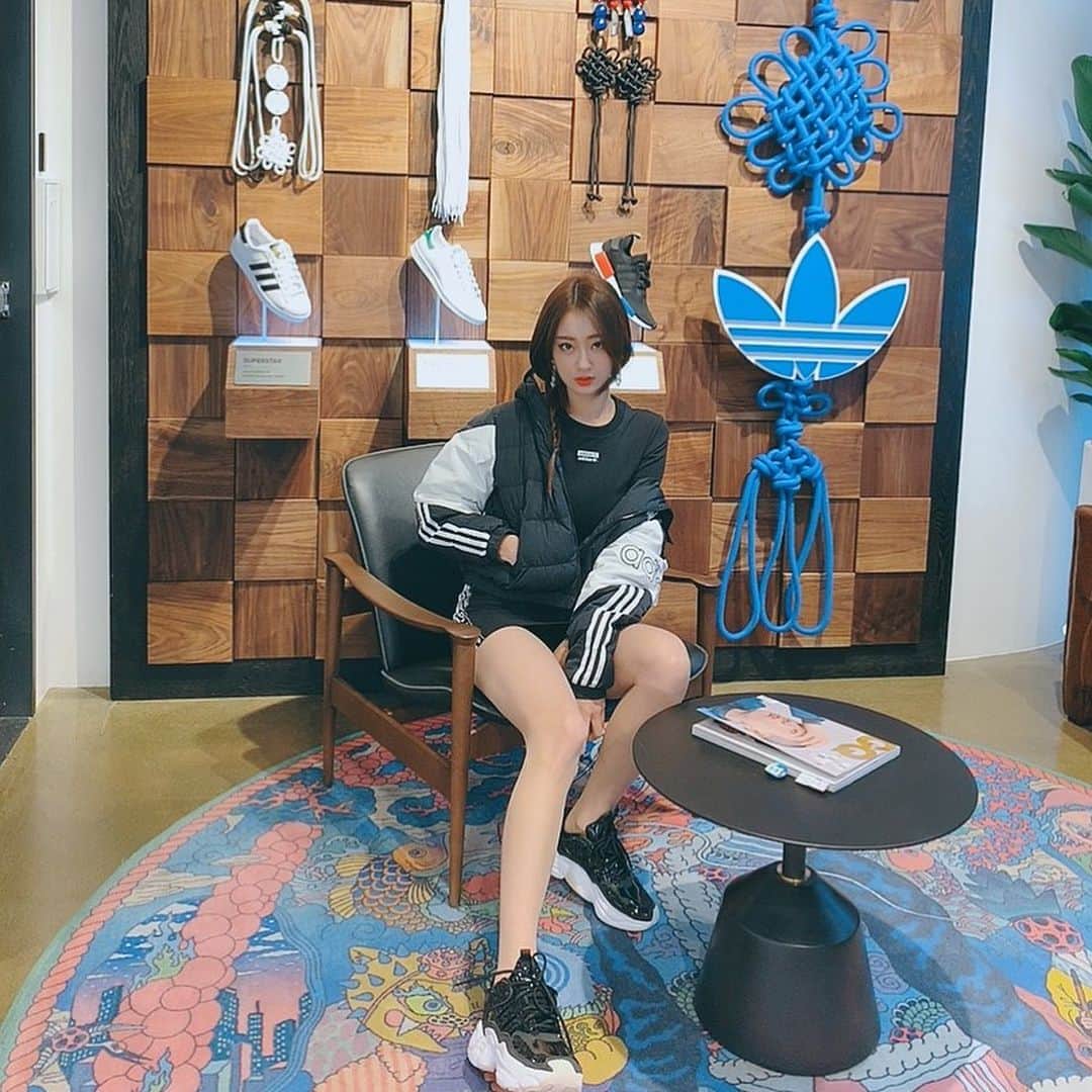 ギョンリ のインスタグラム：「너무 이쁜게 많아서 다 털어와떠.... 특히 3층 라이프존 완전 내 취향🤍 #아디다스홍대브랜드센터 #adidaskorea」