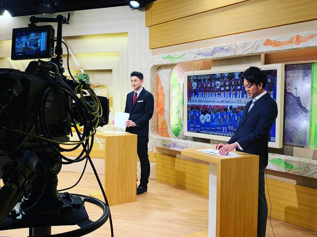 飯田嘉太のインスタグラム：「昨日が年内最後のイイダスポーツでした☺️ 企画は春高バレーに出場する②チームの紹介🏐  男子の小松大谷は初の全国大会✨ ③年生の成長ぶりが著しいとのこと😲 是非暴れ回ってほしい😆  女子は18年連続で金沢商業☝️ ケガなとで県の決勝には居なかった エースとキャプテンが戻ってきます🙌 感謝を忘れずに戦いたいとのこと👏  両チーム共に年明け⑤日に初戦を迎えます‼ 悔いなく戦い抜いて下さい💪  来年もどうぞ石川さんLive News it！と共に イイダスポーツもよろしくお願いします🙇‍♀️ 年内最後なのに塩野さんと河合ちゃんと写真撮り忘れた😭  #春高バレー #🏐 #高校バレー #バレーボール #volleyball #石川県 #男子 #小松大谷 #主将 #山口侑紀 選手 #女子 #金沢商業 #キャプテン #木田穂奈美 選手 #全国大会 #ファイト #石川テレビ #石川さん #livenewsit #イイダスポーツ #アナウンサー #announcer #飯田嘉太」