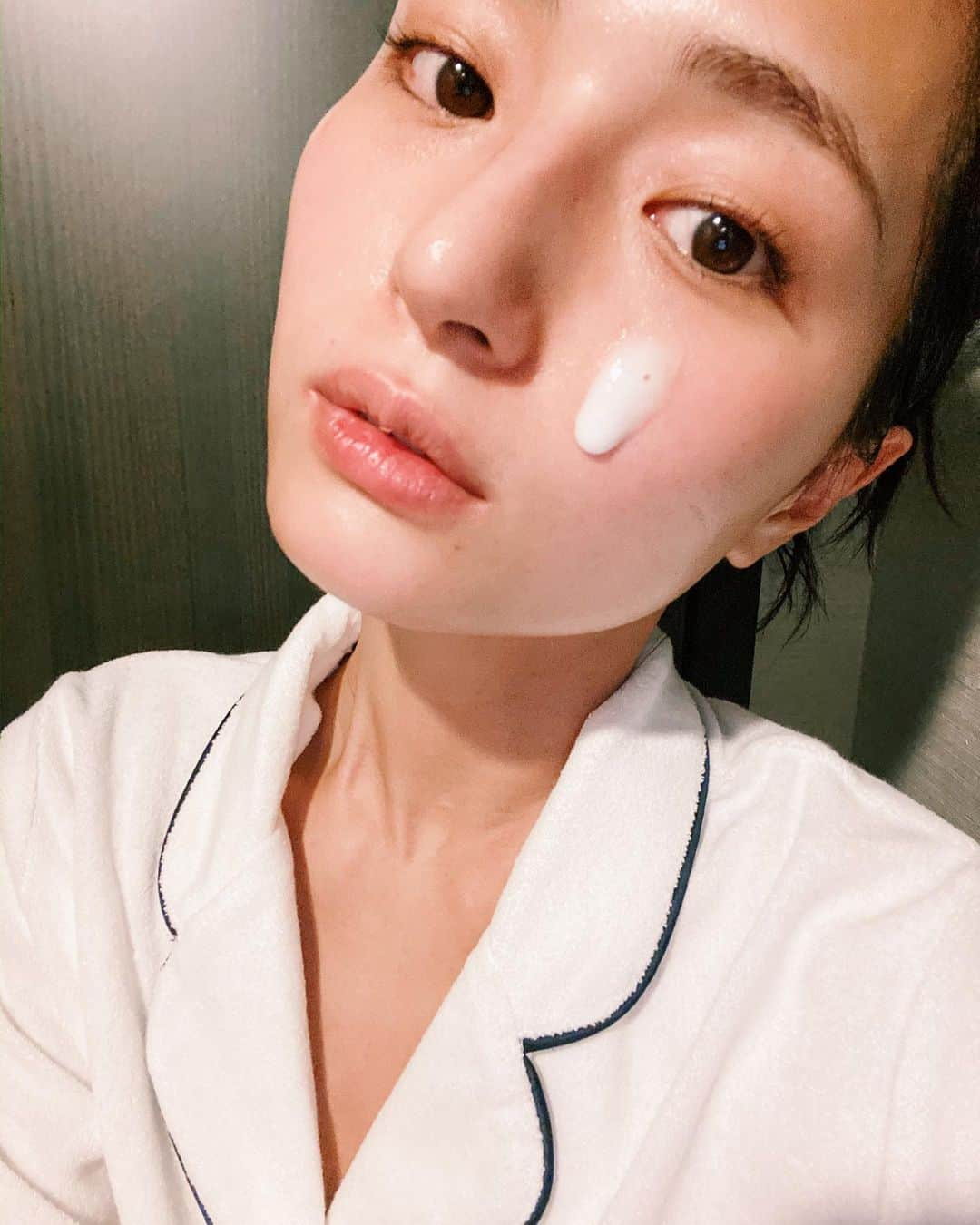 山賀琴子さんのインスタグラム写真 - (山賀琴子Instagram)「最近スキンケアに凝っていて﻿ ﻿ 日々いろいろ研究をしているのですが﻿ 今日は花王様からいただいたアイテムの﻿ 紹介をさせてください🤭✨﻿ ﻿ ベースケアセラム（土台美容液）は、﻿ あわあわな美容液が新感覚で﻿ 肌に馴染んでいくのが気持ち良いです👏🏻﻿ ﻿ インターリンクセラムは3つのタイプから﻿ 自分のなりたい肌に合わせて選べるので﻿ 私はうるおって弾むようなハリ肌を！！﻿ ﻿ 化粧水と乳液の機能を兼ね備えたアイテムで﻿ 効率と効果を求める私にはピッタリです！﻿ 毎日使っていくうちに望む肌になれるなら、、🥺﻿ ﻿ ということで、最近のお肌への﻿ 探究心はまだまだ止まることを知りません…😏﻿ ﻿ ﻿ #ソフィーナiP#土台美容液#ダブル美容液#いきなり2つの美容液#インターリンクセラム#ソフィーナ_PR﻿ ﻿」12月27日 19時39分 - kotokoyamaga