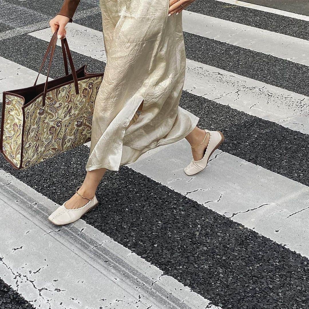 美生のインスタグラム：「娘たちも元気になり﻿ 本日仕事納めしてきました♡﻿ ﻿ 春からDonobanで﻿ お仕事をさせてもらうようになり﻿ 娘たちも保育園がスタートし﻿ 家族や周りのサポートのおかげで﻿ とても充実した１年でした✨﻿ そしてdonobanを通じて﻿ 温かいコメントやDMをくださる﻿ 皆さんに出会えたことを﻿ とても嬉しく思います✨﻿ 感謝の気持ちでいっぱいです！﻿ ありがとうございました🙇‍♂️💕﻿ ﻿ ﻿ 来年も皆さんとDonobanで﻿ ファッションを楽しめたら﻿ 嬉しいです♡﻿ ﻿ ﻿」