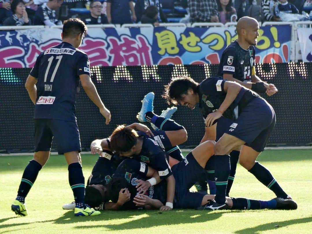 山田将之さんのインスタグラム写真 - (山田将之Instagram)「アビスパ福岡に関わる全ての方々へ。 ご報告遅くなりましたが、今冬でチームを退団することになりました。 夏から加入したのにも関わらず沢山の方々に名前を覚えてもらい、雁の巣にも来て頂いたことに感謝しています！！ リリースのコメントにもあったように僕はこのアビスパ福岡というチームに、サポーターに本当に救われました。記憶に残るような印象は与えられなかったかもしれないけど僕の中ではこの経験は一生忘れないです。 この場でですが、全ての方に'ありがとうございました'と伝えたいです😊 また次に会う時は暖かく迎え入れてもらえると嬉しいです！！ 短い間でしたが、ありがとうございました！！ .  #アビスパ福岡 #No4 #山田将之 #最終節 #雰囲気最高でした😋」12月27日 19時42分 - masayuki36