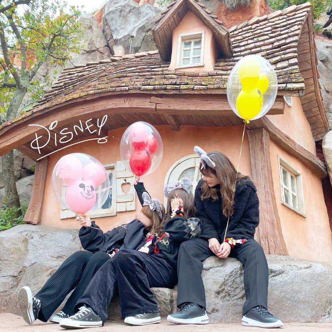 のインスタグラム：「ㅤㅤㅤㅤㅤㅤㅤㅤㅤㅤㅤㅤㅤ ㅤㅤㅤㅤㅤㅤㅤㅤㅤㅤㅤㅤㅤ ㅤㅤㅤㅤㅤㅤㅤㅤㅤㅤㅤㅤㅤ #disneyland ❤︎ ㅤㅤㅤㅤㅤㅤㅤㅤㅤㅤㅤㅤ たくさんあるんだけどとりあえず第一弾💕( 笑 ) ㅤㅤㅤㅤㅤㅤㅤㅤㅤㅤㅤㅤㅤ 後ろ姿がにすぎてて ちょこ( @choco__24_ ) かほ( @xxokohakxx ) はるかほ、ちょこはる 並べてみた😂🧡( 笑 ) ㅤㅤㅤㅤㅤㅤㅤㅤㅤㅤㅤㅤㅤ みんなわかったかな〜？？🤭💕 ㅤㅤㅤㅤㅤㅤㅤㅤㅤㅤㅤㅤㅤ ちょこちゃんの顔出しは許可もらってます☺️！ 前にも載せた事ありますよ〜🥰 ㅤㅤㅤㅤㅤㅤㅤㅤㅤㅤㅤㅤㅤ ㅤㅤㅤㅤㅤㅤㅤㅤㅤㅤㅤㅤㅤ #tokyodisneyland #東京ディズニーランド #ディズニーコーデ #ブラックディズニー ㅤㅤㅤㅤㅤㅤㅤㅤㅤㅤㅤㅤㅤ」