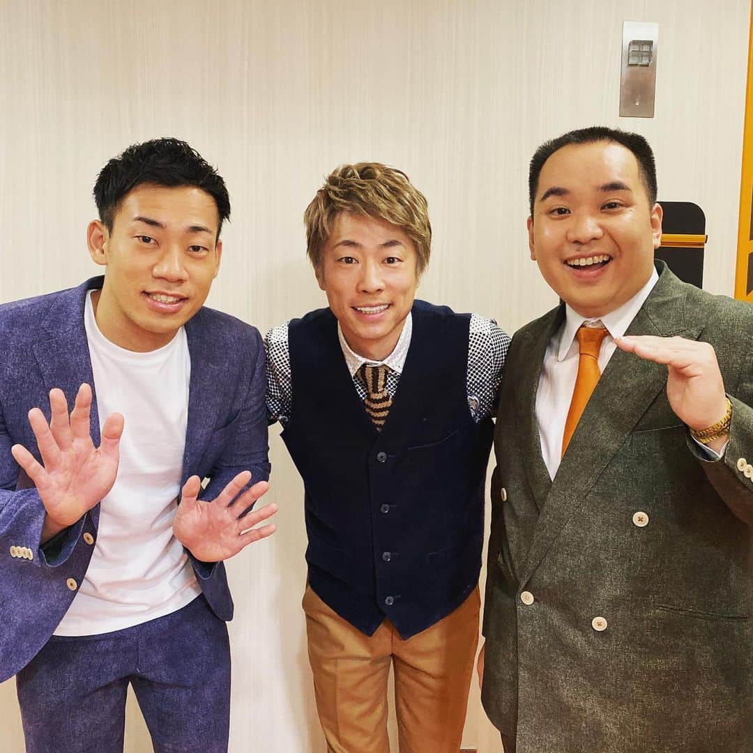 田村淳のインスタグラム：「1日も経たないうちに 再びミルクボーイ 2人はまだこの衣装しかないと言っていたよ^_^  #2日目の #ミルクボーイ #改めておめでとう㊗️」