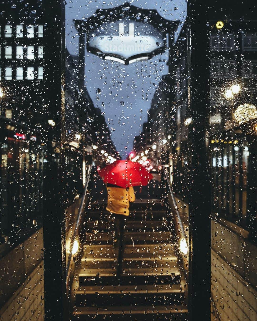 Thomas Kakarekoのインスタグラム：「Night photography is almost my natural habitat, since I favor the greyscale part of the palette, with bright effects here and there. Since small touches of color tend to shine much brighter in the dark of the night, this theme feels especially rich. Generally, as a person and a photographer, I love when it rains: The way everyone seems to turn a bit more inwards and the dreamy moods that come with this weather. Exactly my thing.  This month, I’m capturing tones of the night in partnership with @samsungmobile. #withGalaxy」