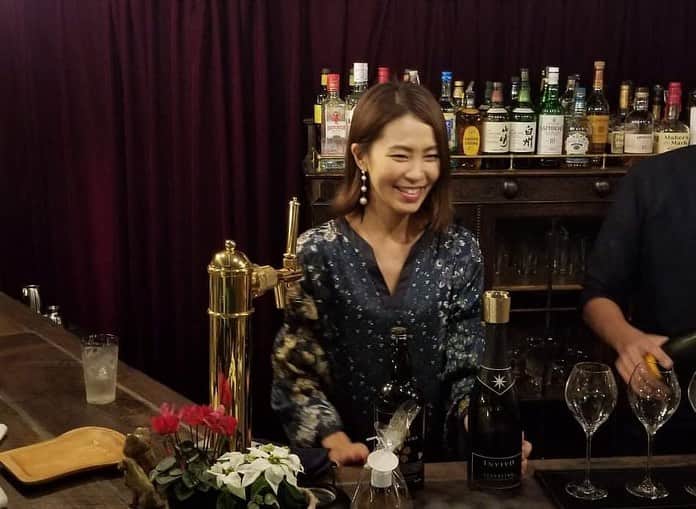 坂元美香さんのインスタグラム写真 - (坂元美香Instagram)「. 2019年のレアキャラ 名付けて  BAR ひとの妻 . 今年は週1-2で飲みに行っていたくらい 一人飲みでお世話になりました。 いつもはお客として飲みに行っていますが お店が忙しい時は洗い物のお手伝いもします笑 #BARトースト #神宮前 #外苑前 #人妻 #人の妻 #レアキャラ」12月27日 19時57分 - mika_saka