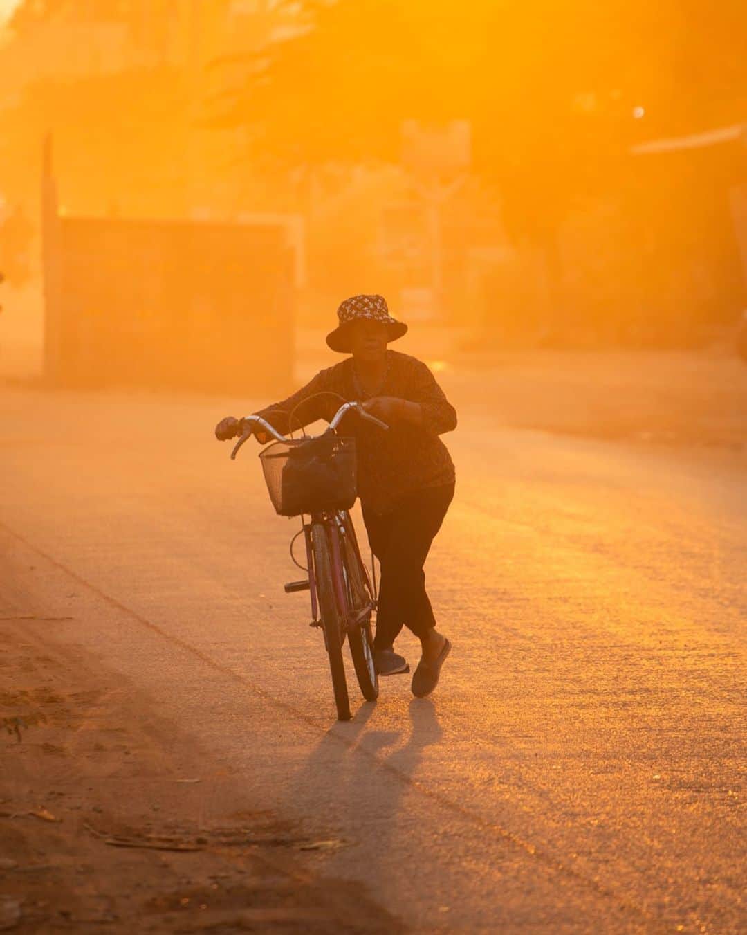 Shunsuke Miyatakeのインスタグラム：「Sunset street cruising / SiemReap, Cambodia」