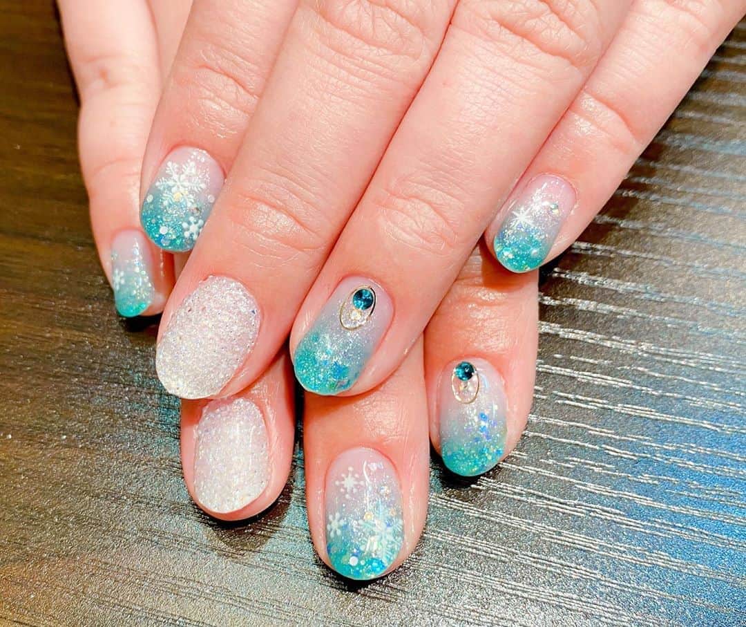 太陽チャンネルのインスタグラム：「令和元年はアナ雪イメージの ネイルで締めくくります♡ なんとネイリストさんおまかせ🤤🤤💕 ちょー可愛い♡♡♡ 初めてのクリスタルピクシー💕 つぶつぶ超可愛い😭💕 しばらくシンプル続いたから新鮮だなー 可愛いなー♡♡♡ 本当に可愛いネイルたくさん施してくださって ありがとうございました！！ あ、もちろんまつげも ふさふさばっちばちです🥺 @canaan_tottori  そしてうたプリ借りました😍💕 あかんやつかもしれんこれは…！！🤣 ハマらないように気をつけます！ スタバの新しいのは ちょっとあずきが強すぎたなー🤔 #冬ネイル  #アナ雪ネイル  #クリスタルピクシー #うたプリ #あずきなこわらびもち福フラペチーノ」