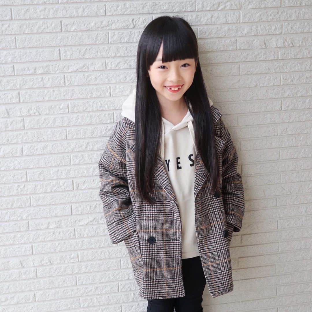 Akiのインスタグラム：「12/27 ・ 会いたかったー 会いたかったー 会いたかったー ・ YES！！！！！ ・ ・ 娘のおNEWパーカー👧🏻 @urbancherry_ ・ このパーカー 裾がギュッてなってなくて とても良き☺️👏 ・ #リブの話 #語彙力 ・ ・ 冬休みの宿題をせっせと終わらせる娘 無心になっていたら ふと何かを思い出したようで💭 ・ ・ 👧🏻 サキちゃんさぁ 小学校のお芋掘りでねずみを見たんだけど ・ 「あれは野生なの？肉食？」 ・ ・ ちょっと何言ってるかわからないし なんかもう質問が全部怖い😌🐭 ・ ・ ・ ・」