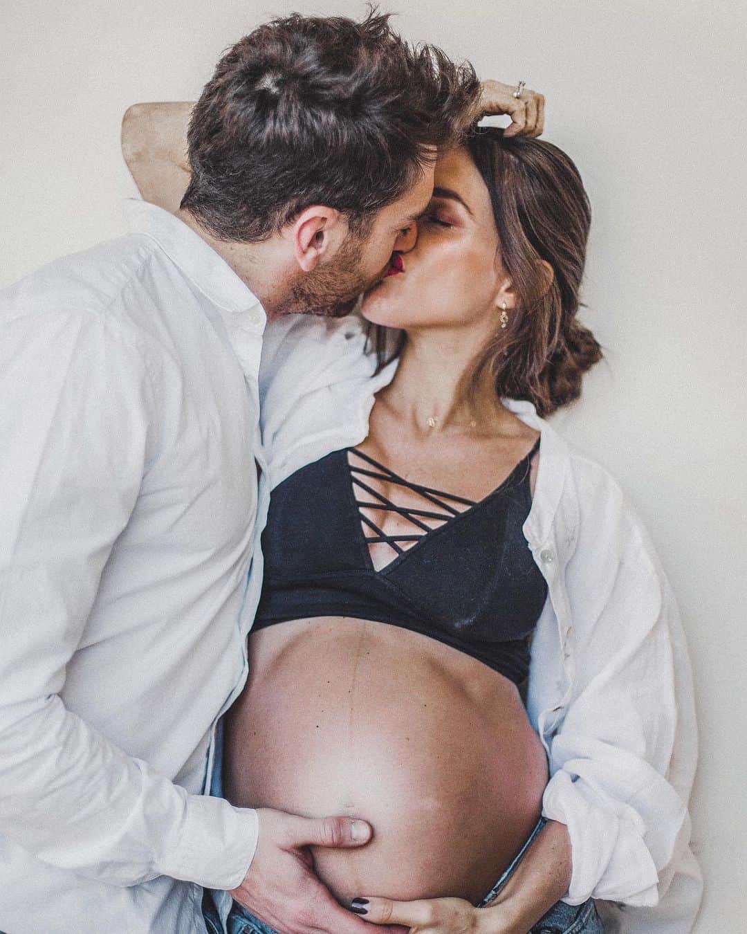 イバイ・ゴメスのインスタグラム：「🤰🏽 Waiting for Marko ❤️ 📸: @paulaarranz_fotografia」