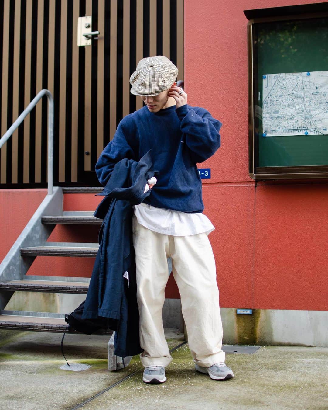 yukiのインスタグラム：「ㅤㅤㅤㅤㅤㅤㅤㅤㅤㅤㅤㅤㅤ hatskiの生成りのパンツにnewbalance  丈は溜める 📸 @fukuda_ryubi」