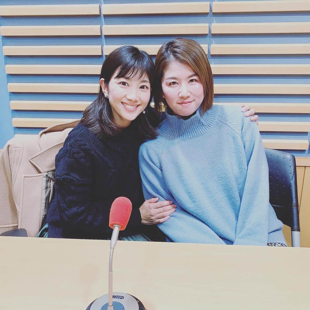 のインスタグラム：「・ ・ 仕事納めました🥰💕 ・ ・ 2019年最後は、レイちゃんのラジオにお邪魔しました❤️！ ・ ・ 2人で楽しくお話ししてたらあっという間✨ ・ ・ 放送は1月です！ お楽しみに🖐 ・ ・ #潮田玲子　ねぇさん #仕事納め #女神達のオリンピック #ラジオ」