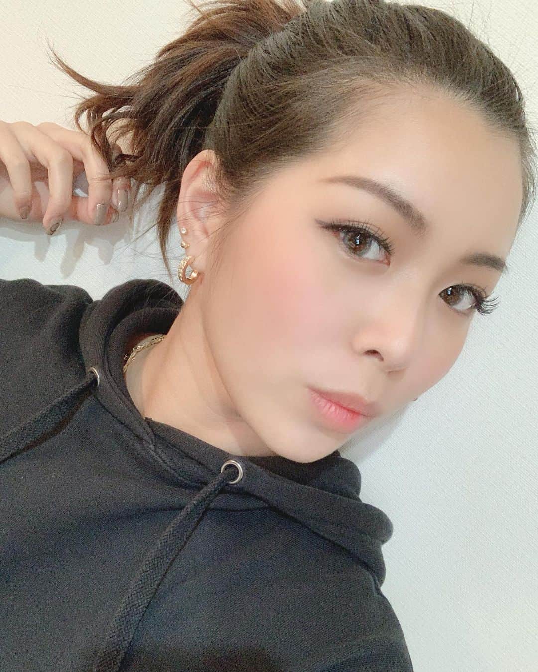 のインスタグラム：「そーいえば髪が伸びてきて、 ちょっと高めの位置でポニーテールできるようになたよん🧡  目指せ地毛ロング。wwwww」