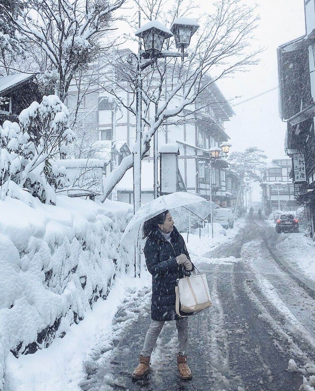 chiyo1173さんのインスタグラム写真 - (chiyo1173Instagram)「#outfitoftheday  1年の疲れを癒しに温泉旅行へ。 とにかく雪が凄すぎる☃️❄️❄️❄️ ・ ・ coat：#duvetica #デュベティカ knit：#tomorrowland_jp #トゥモローランド denim：#upperhights #アッパーハイツ  bag：#llbean #エルエルビーン ・ ・ 吹雪いてるし寒いしで、 今日は早々に宿にチェックインして篭っていました。 でも宿の温泉ゆっくり入って、 美味しいご飯を頂いてそれだけで満足✨ ・ ・ ただ、ずーっとかなりの勢いで吹雪いているので 果たして明日車で帰れるのかが不安ではあります…(･_･; どうか雪やんでくれますように🙏🏻 ・ ・」12月27日 20時09分 - chiyo1173
