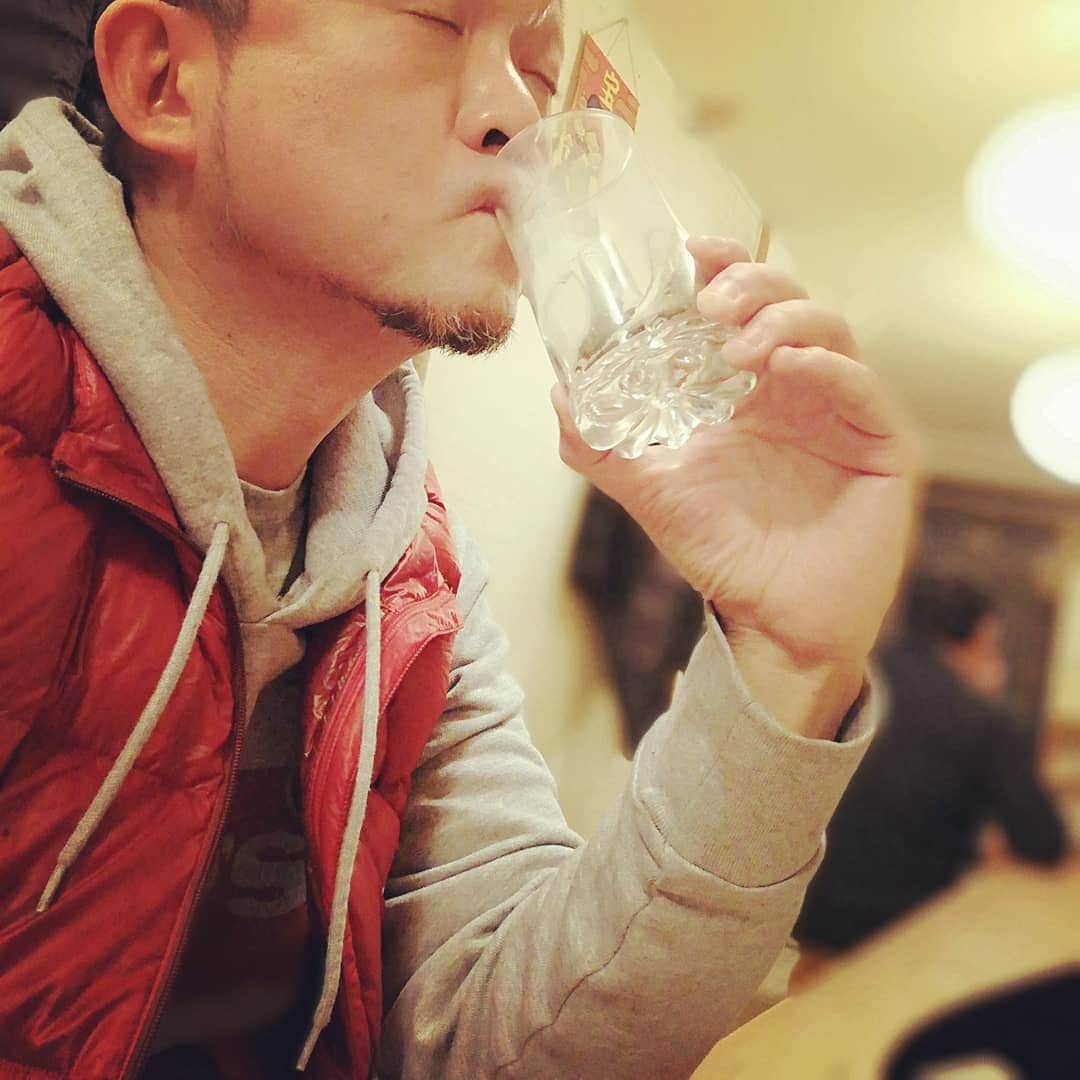 松本隆博のインスタグラム：「。 俺らはさ、無形のサービスだからよぉ。例えばさ、無料のチャリティーLIVEでよ、大号泣して大感動してさ、それでさ、物販も買ってくれなくて帰るんだよ、、、、そしてさ LIVE会場出てさ飯食いに行くわけよレストランとかさ。そこでLIVEの話題でさ盛り上がってさ、飲食代を払うんさ。。食べたものや買った現物物には金払うんだけさ、無形のサービスにはさ、終えてからさ、そのまま帰るんさ、、 レストランの人はさ、なんで今日こんなに客多いんだ？って不思議に思いながら料理だしてるさ。 …おいらそんなもんなのさ。  チャリティーで頑張ってさ、 結局お金は近隣のレストランに落ちるのさ。。。 なーーーーーーんてさ。 「銭金で仕事しとらんよ松本隆博は！」と日頃言ってるからさ、これはさ、このつぶやきはさ、 正に、つぶやき独り言だ！！！！ さーーー呑むでぇーーーーー まーまー呑むでーーーー 飲むんやでーーー ～人生遊歩道～」