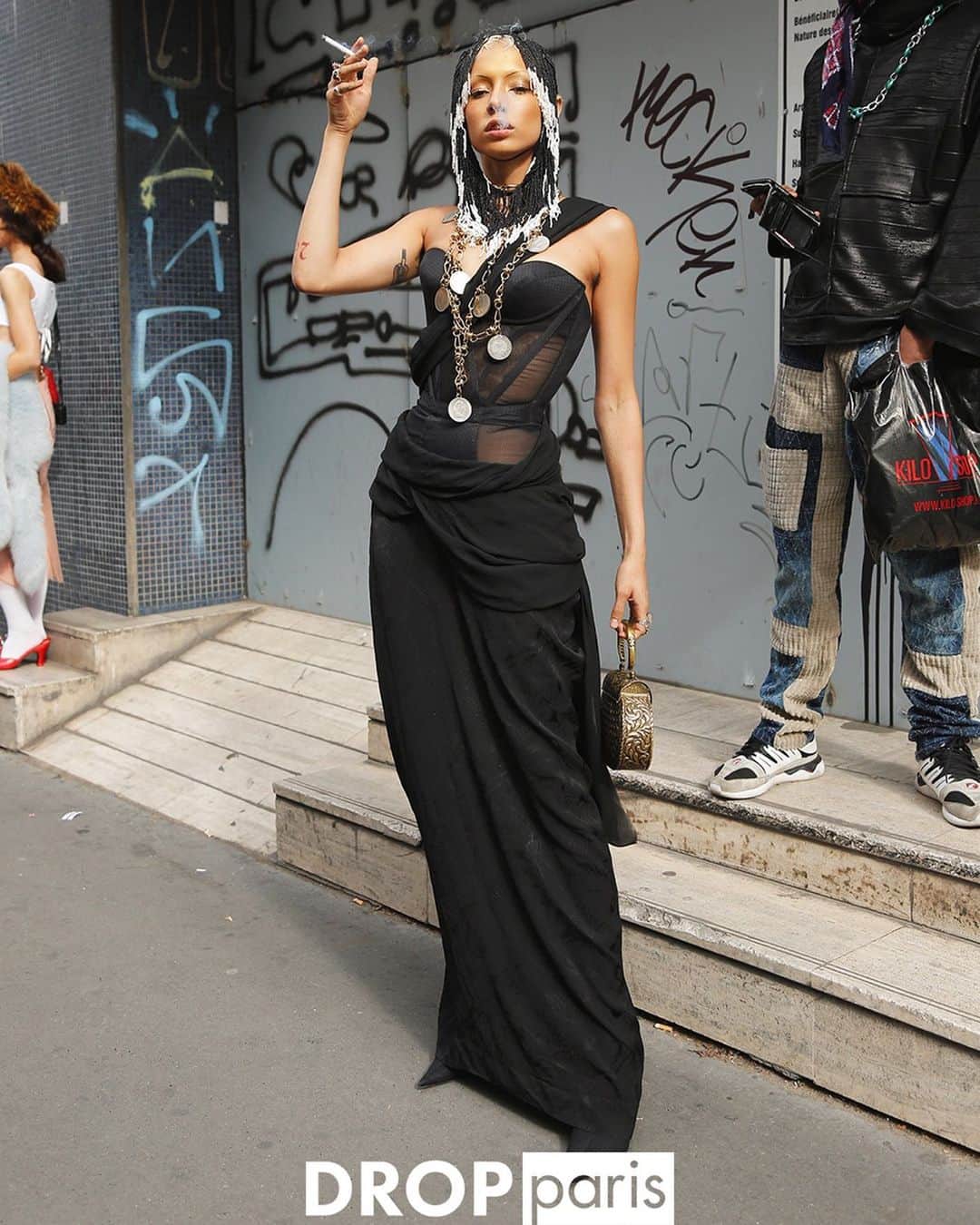 Droptokyoさんのインスタグラム写真 - (DroptokyoInstagram)「PARIS STREET STYLES #🇫🇷@drop_paris #streetstyle#droptokyo#paris#france#streetscene#streetfashion#streetwear#streetculture#tokyofashion#japanfashion#fashion#parisfashionweek#パリ#parisstreetstyle#parisfashion#pfw#2020ss#ストリートファッション Photography: @keimons @kyoheihattori」12月27日 20時12分 - drop_tokyo
