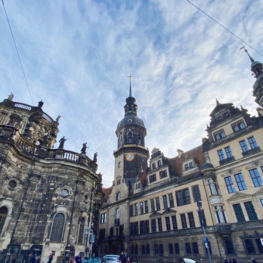 的場絢香さんのインスタグラム写真 - (的場絢香Instagram)「#20191224﻿ ﻿ in Dresden🇩🇪 ﻿ ﻿ ﻿  ______________________________________________________ #マトバの海外旅行記 #ドイツ #ドレスデン#ドイツ旅行 #ヨーロッパ #旅行 #ドレスデン城 #ツヴィンガー宮殿 #フラウエン教会 #dresden #germany  #residenzshloss #zwinger #frauenkirche」12月27日 20時13分 - ayaka_matoba